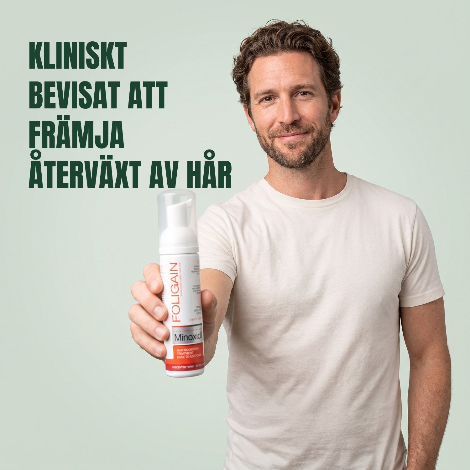 Man håller Foligain Minoxidil 5% skum för män mot en grön bakgrund