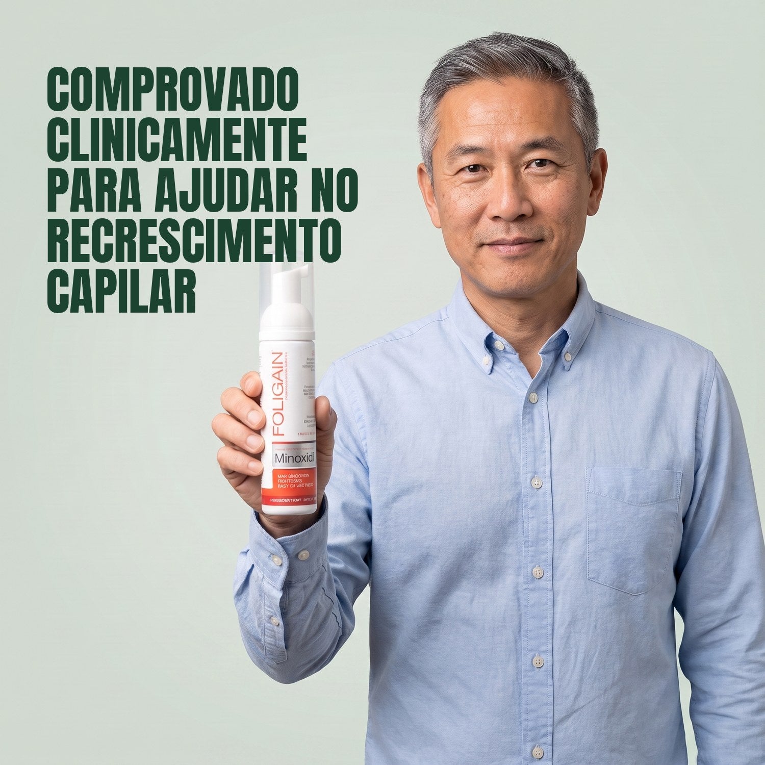 Homem segurando a lata de espuma Foligain Minoxidil 5% para homens em fundo verde