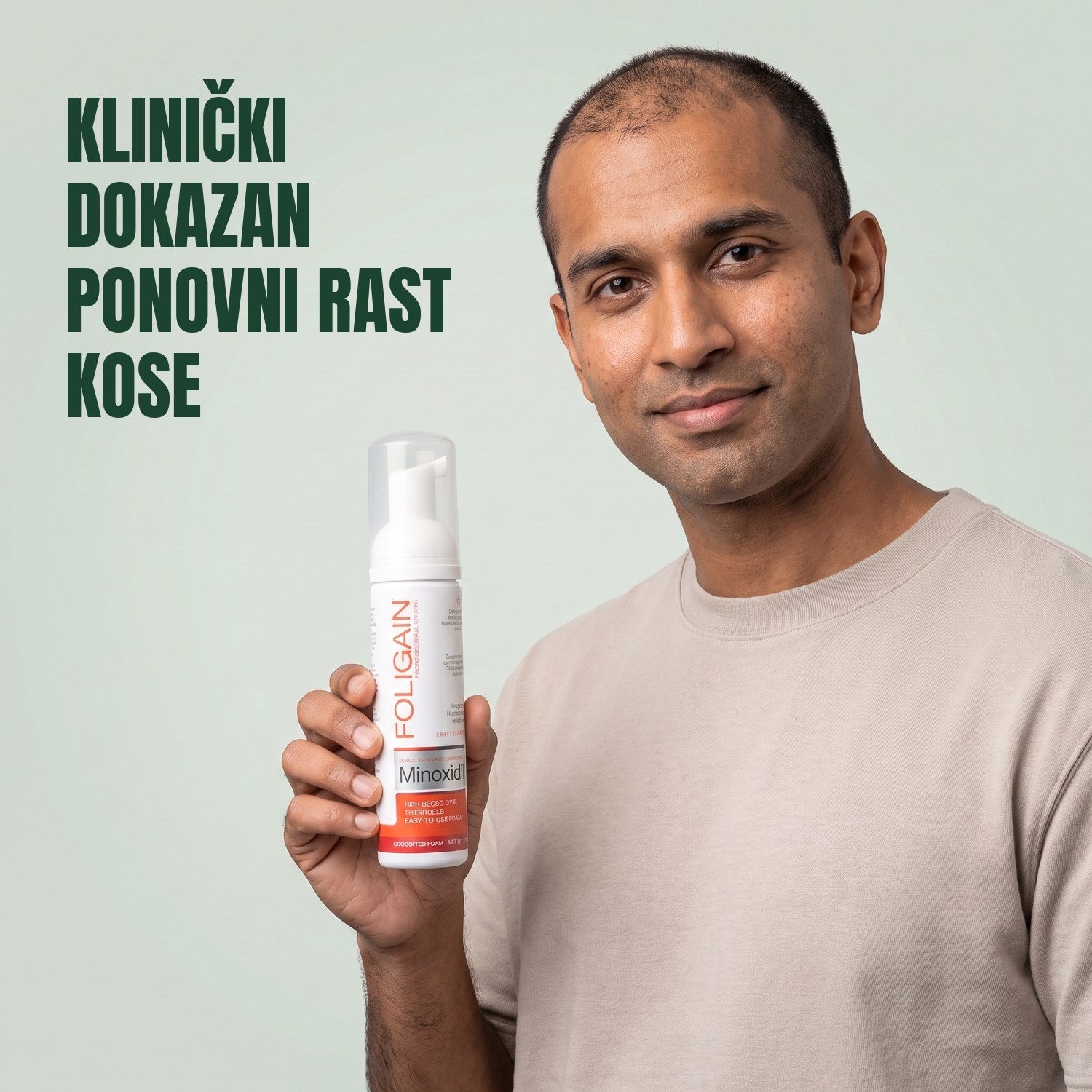 Muškarac drži limenku Foligain Minoxidil 5% pjene za muškarce na zelenoj pozadini