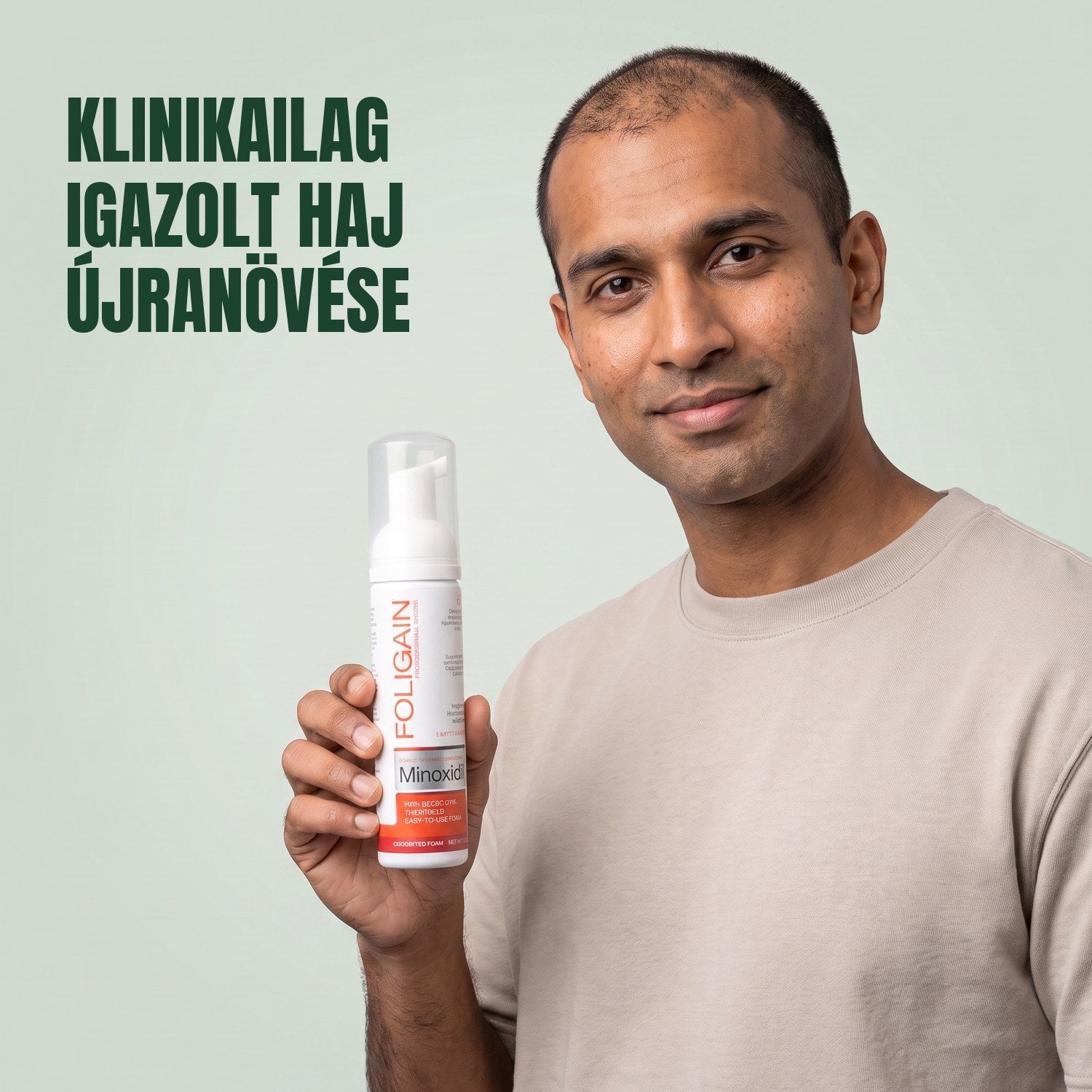 Férfi tartja a Foligain Minoxidil 5% hab dobozát férfiaknak, zöld háttér előtt