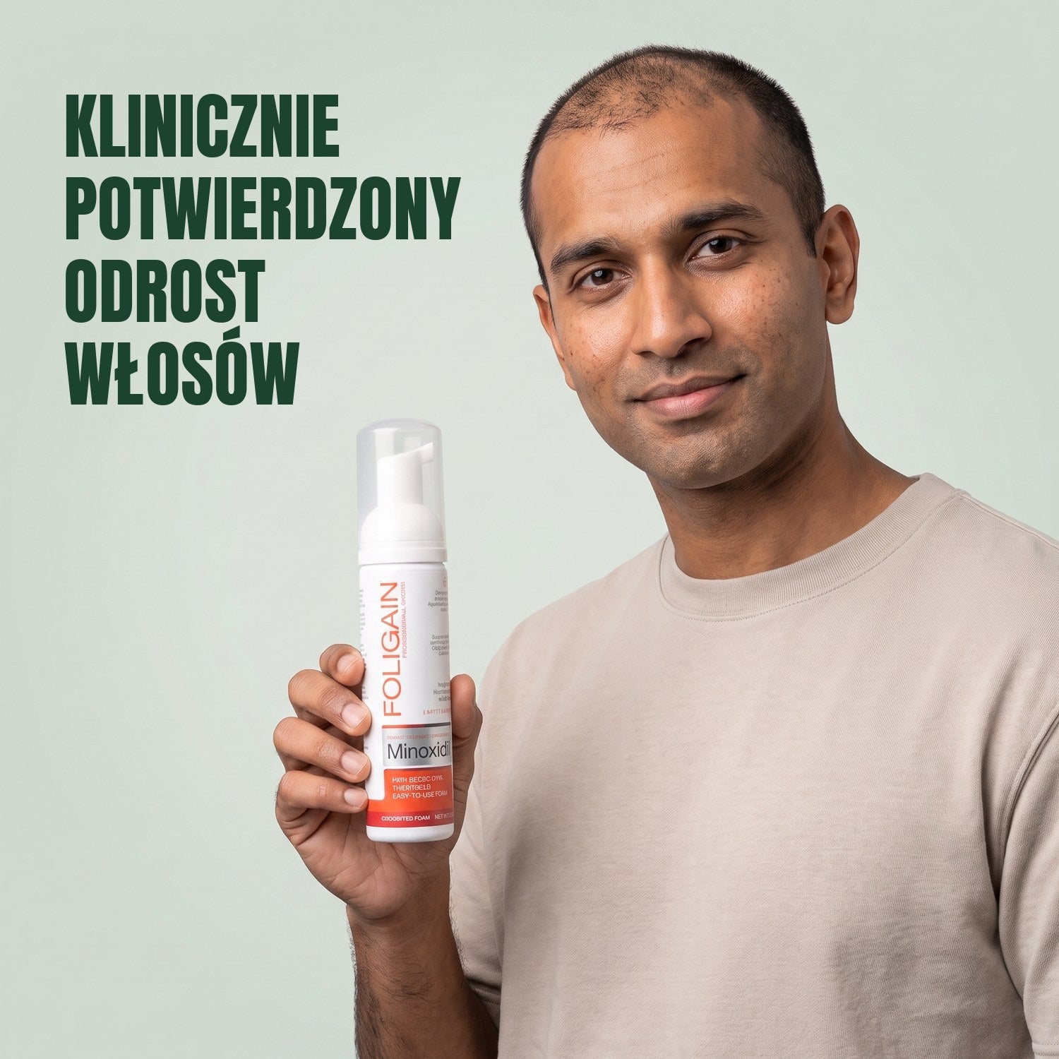 Mężczyzna trzyma puszkę pianki Foligain Minoxidil 5% dla mężczyzn na zielonym tle