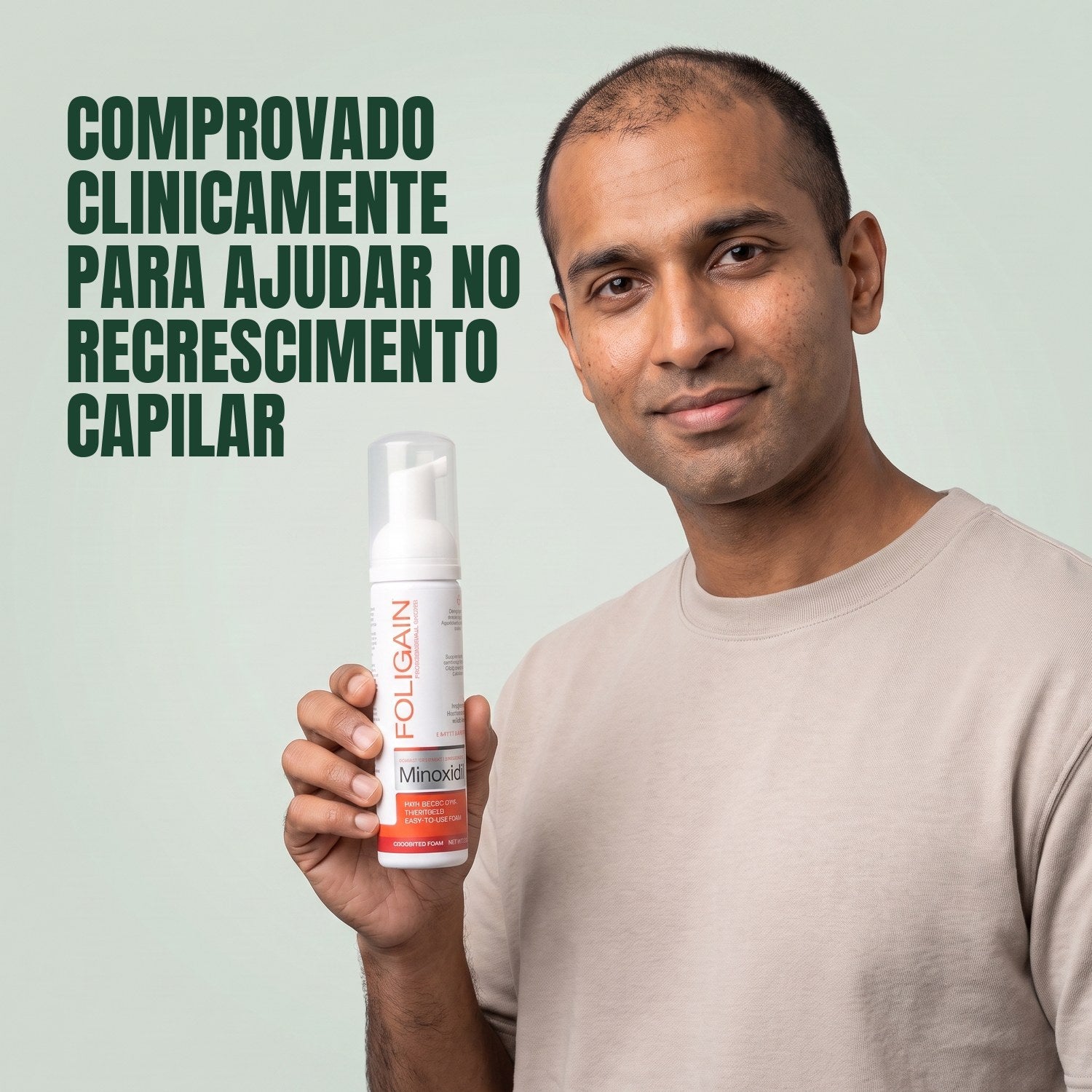 Homem segurando a lata de espuma Foligain Minoxidil 5% para homens em fundo verde