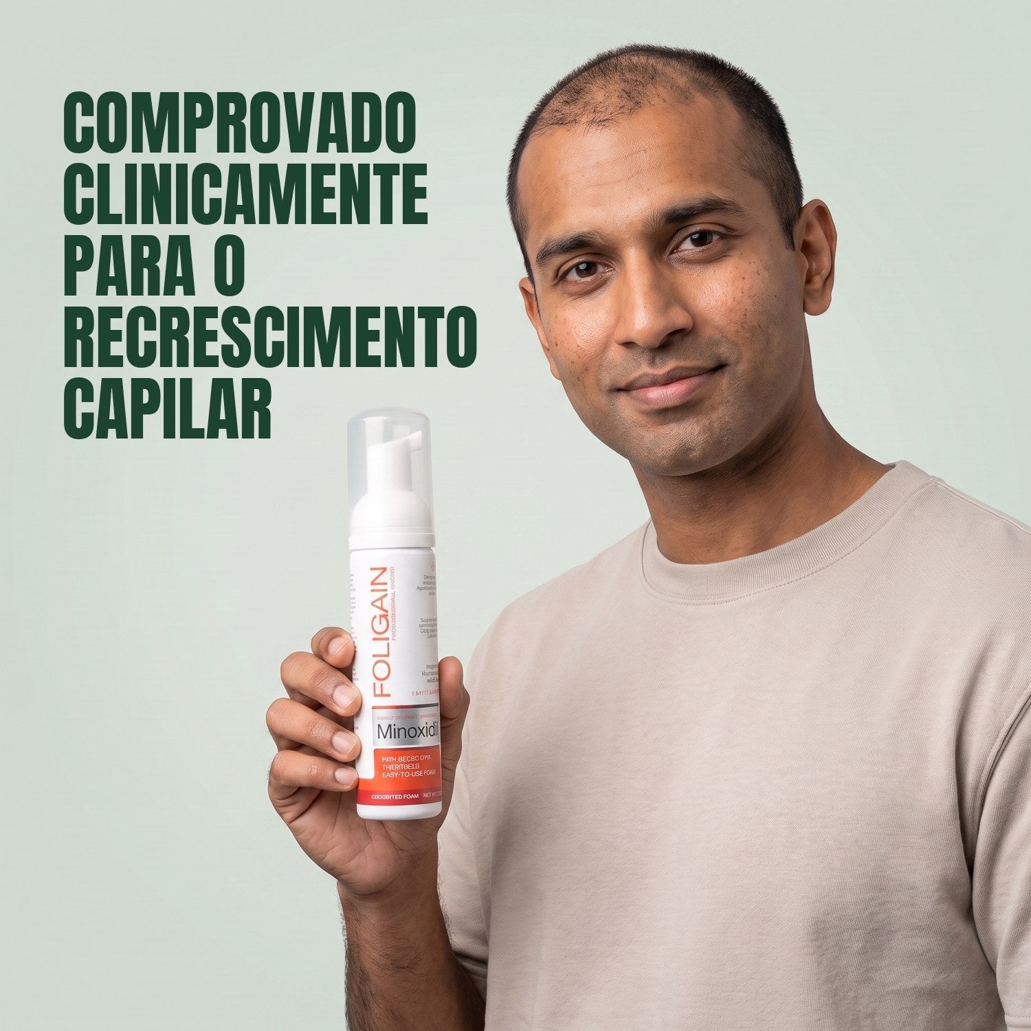 Homem segurando a lata de espuma Foligain Minoxidil 5% para homens em fundo verde