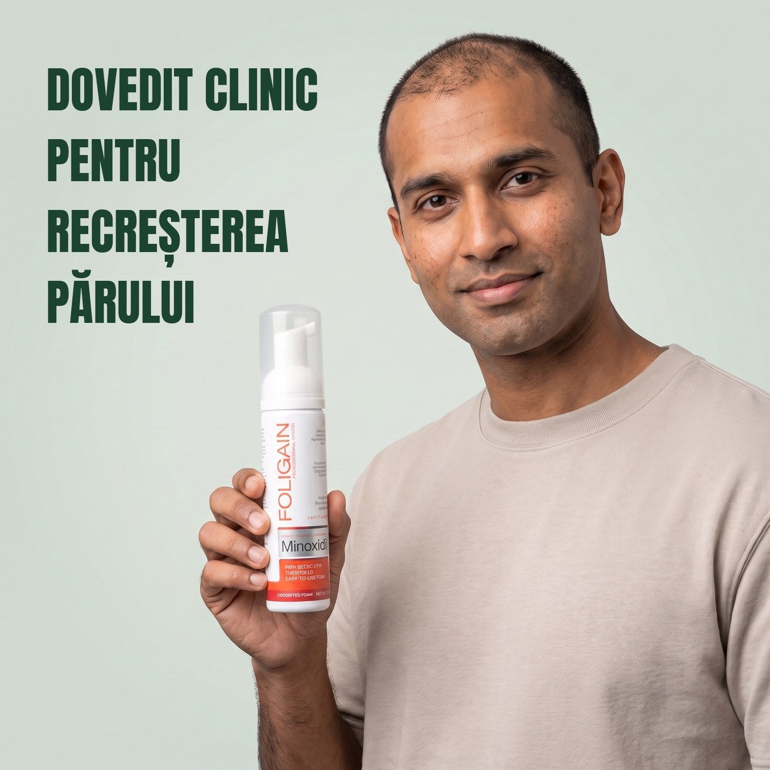 Bărbat ținând în mână cutia de spumă Foligain Minoxidil 5% pentru bărbați, pe fundal verde