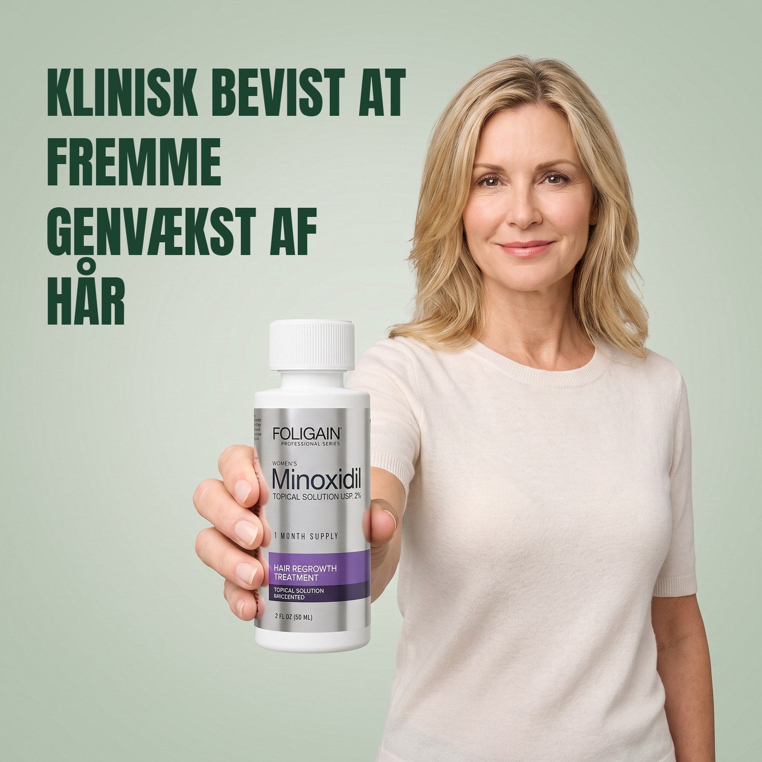 Kvinde holder en Foligain Minoxidil 2% opløsningsflaske til kvinder mod en grøn baggrund
