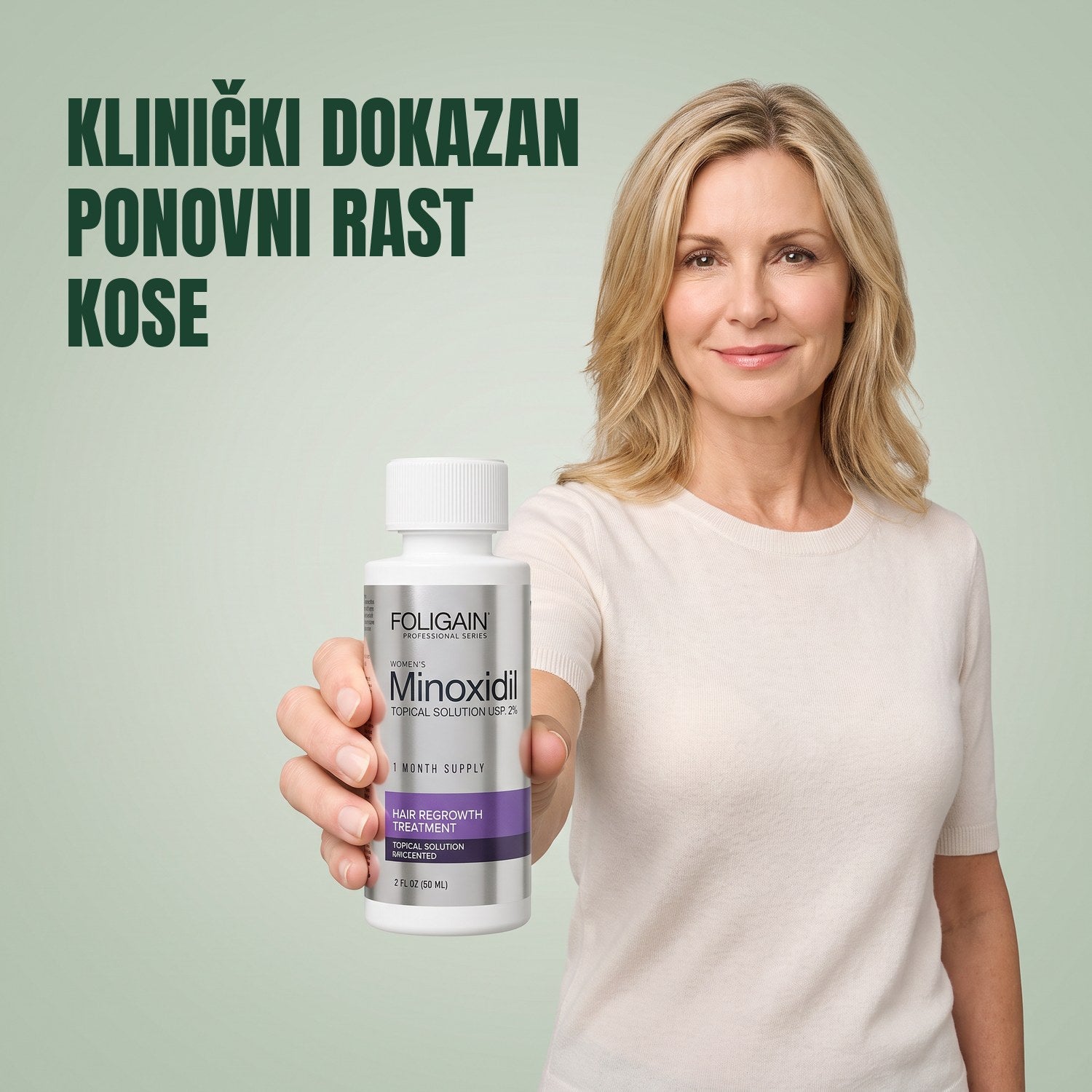 Žena drži bočicu Foligain Minoxidil 2% losiona za žene na zelenoj pozadini