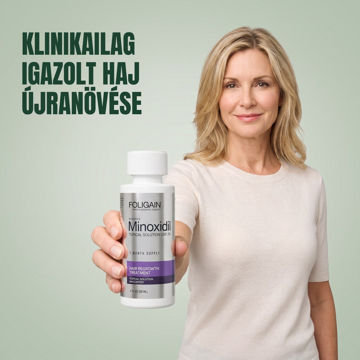 Nő a Foligain Minoxidil 2% oldat flakonját tartja zöld háttér előtt