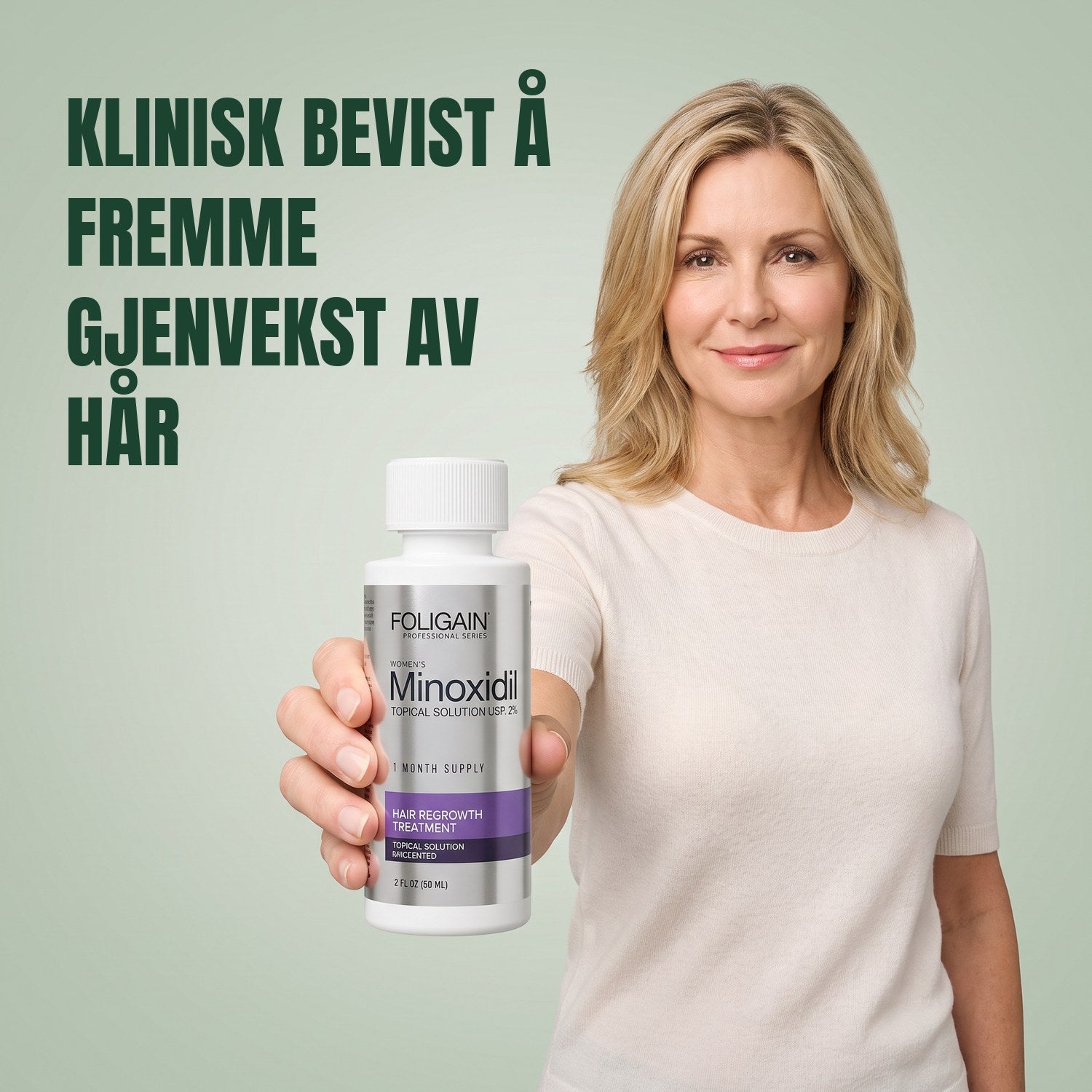 Kvinne som holder en flaske Foligain Minoxidil 2 % liniment for kvinner mot en grønn bakgrunn