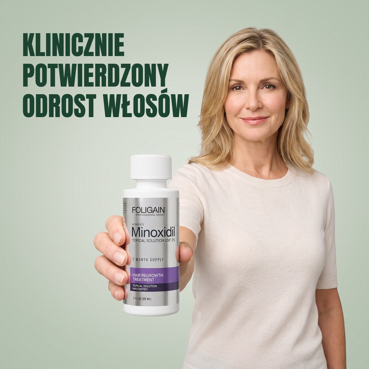 Kobieta trzyma butelkę płynu Foligain Minoxidil 2% dla kobiet na tle zielonego tła