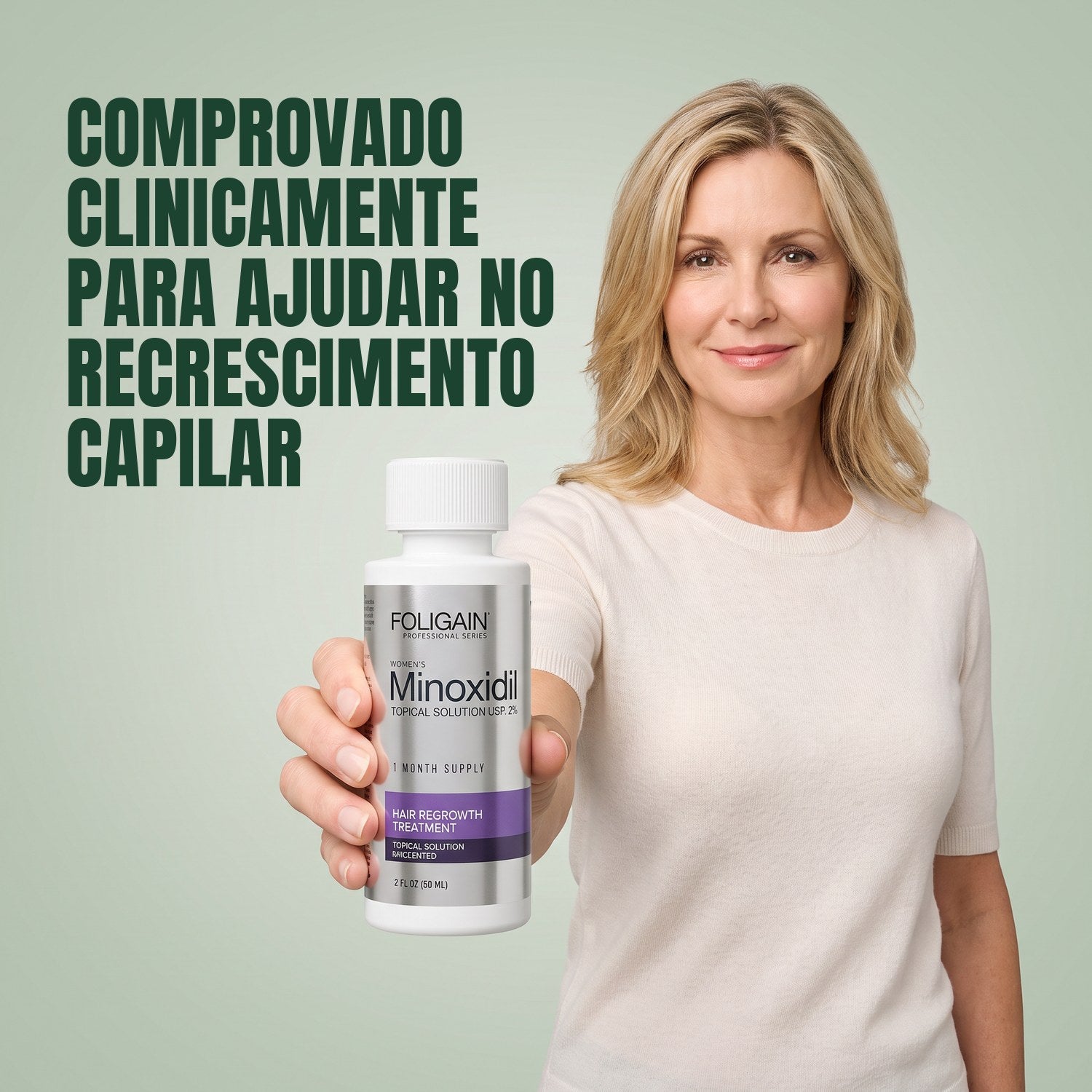 Mulher segurando um frasco de loção Foligain Minoxidil 2% para mulheres contra um fundo verde