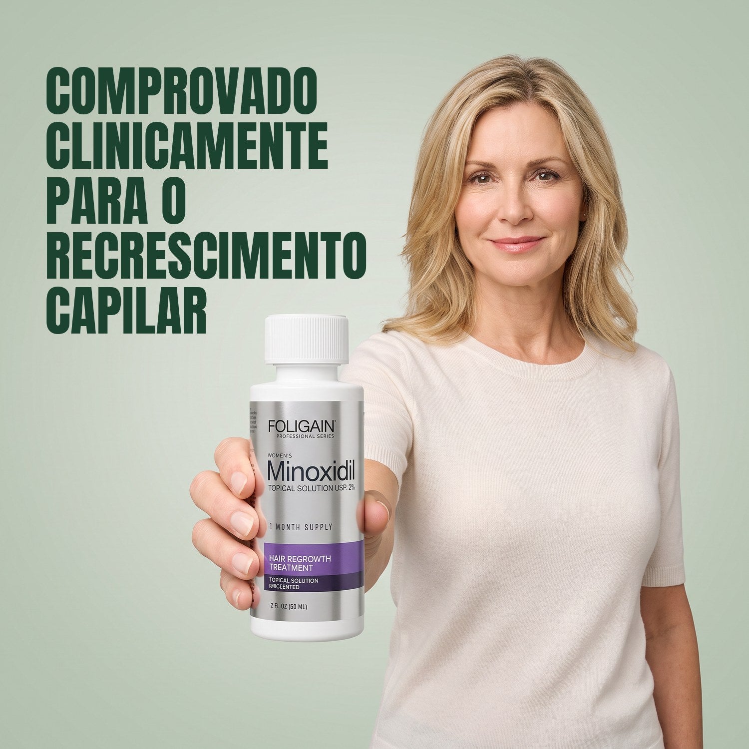 Mulher a segurar um frasco de loção Foligain Minoxidil 2% para mulher sobre fundo verde