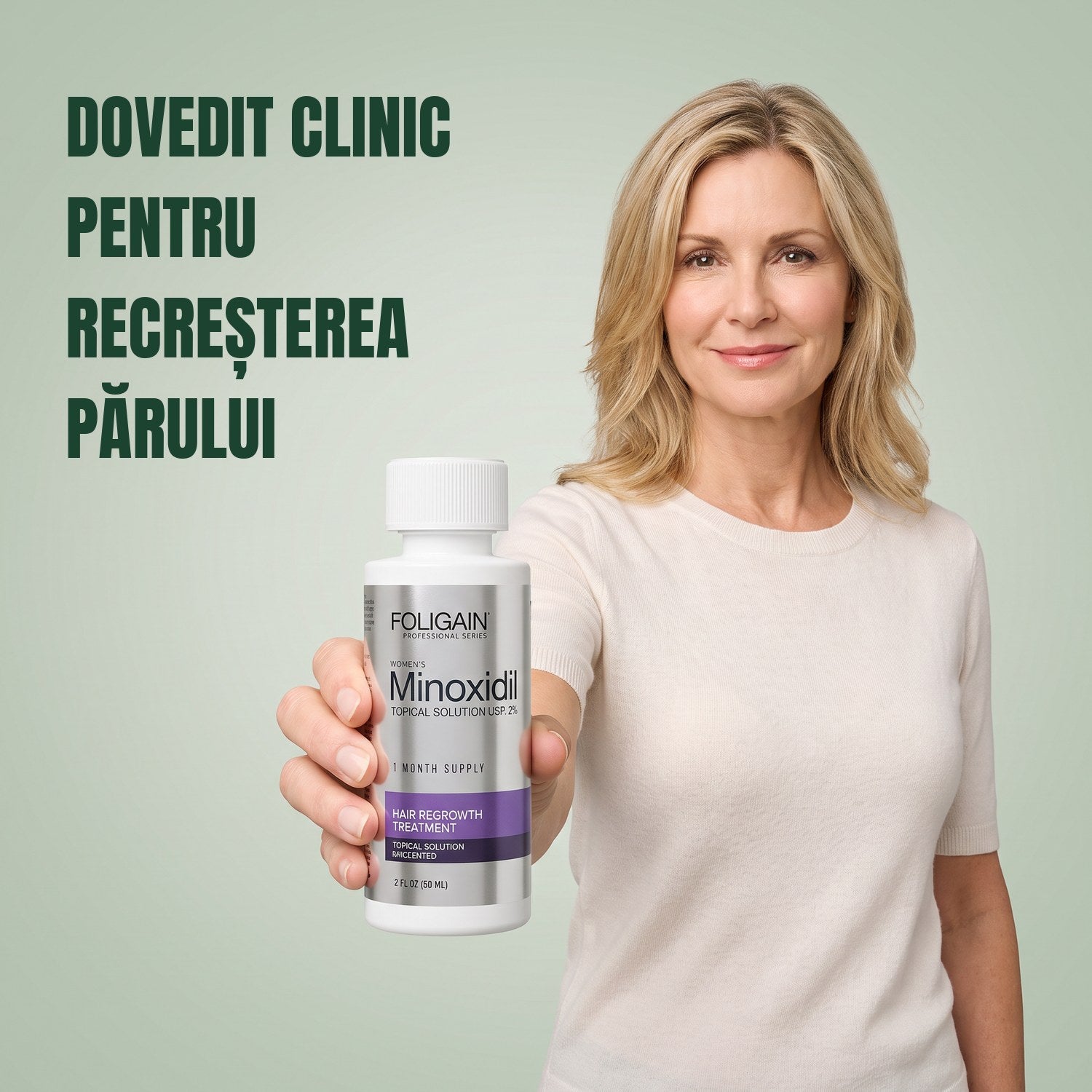 Femeie ținând o sticlă de loțiune Foligain Minoxidil 2% pentru femei pe fundal verde