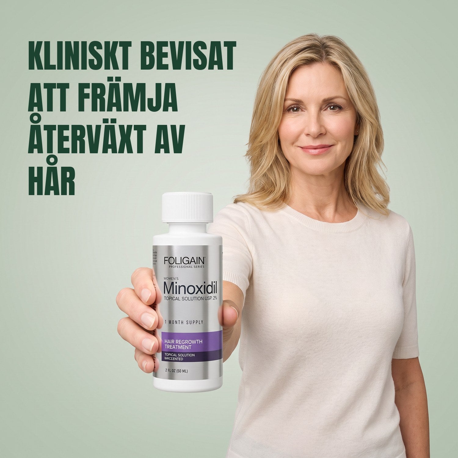 Kvinna håller en flaska Foligain Minoxidil 2% lösning för kvinnor mot en grön bakgrund