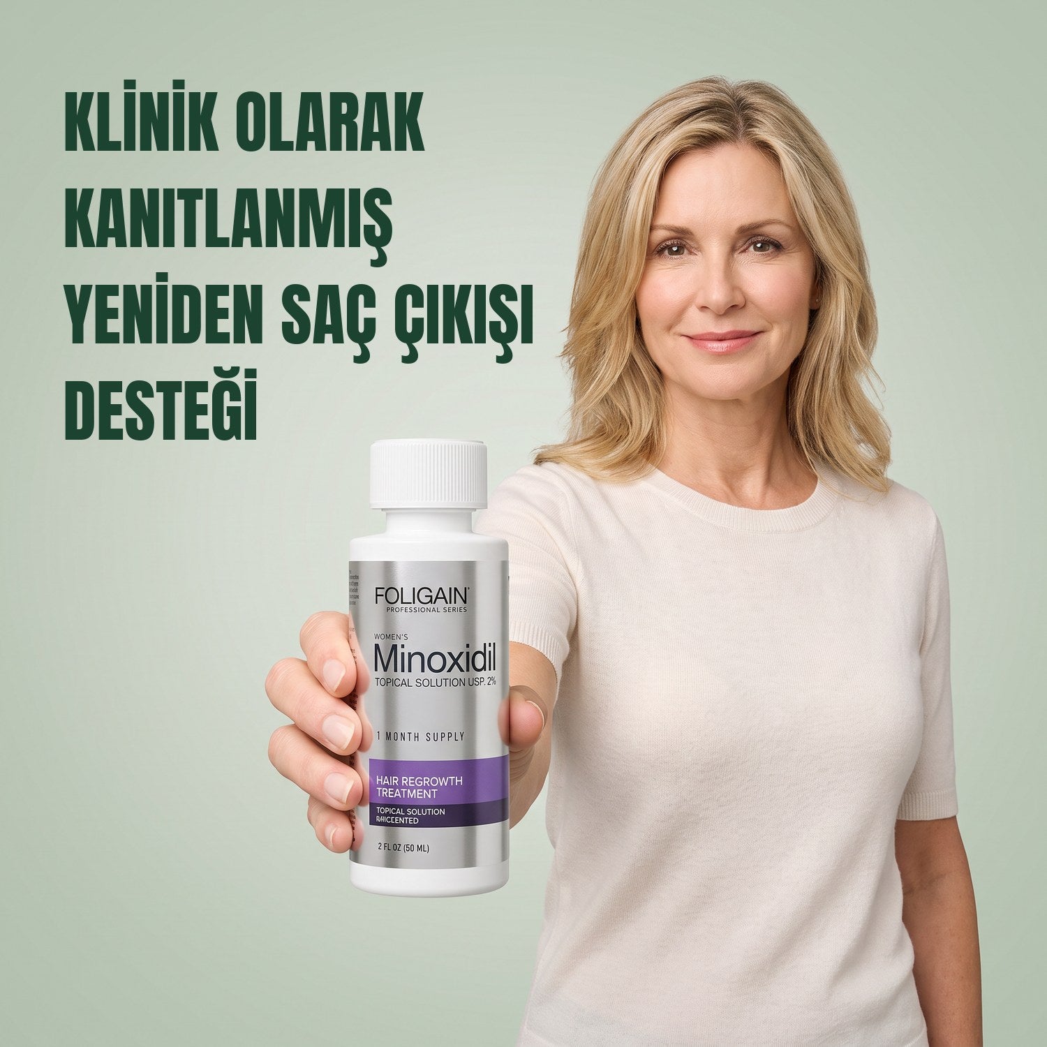 Yeşil arka planda elinde kadınlar için Foligain Minoksidil %2 solüsyon şişesi tutan kadın