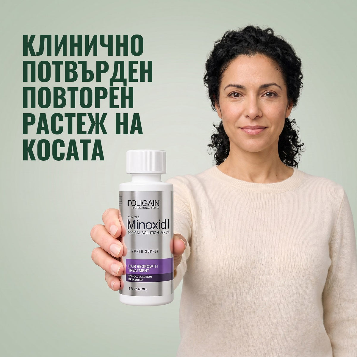 Жена държи бутилка Foligain миноксидил 2% разтвор за жени на зелен фон
