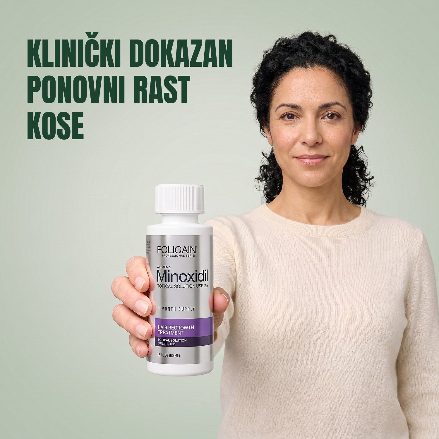 Žena drži bočicu Foligain Minoxidil 2% losiona za žene na zelenoj pozadini