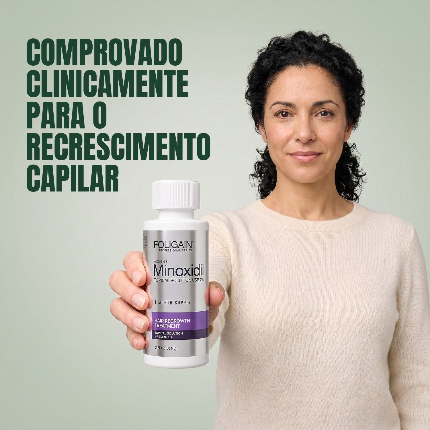 Mulher segurando o frasco de loção Foligain Minoxidil 2% para mulheres em fundo verde