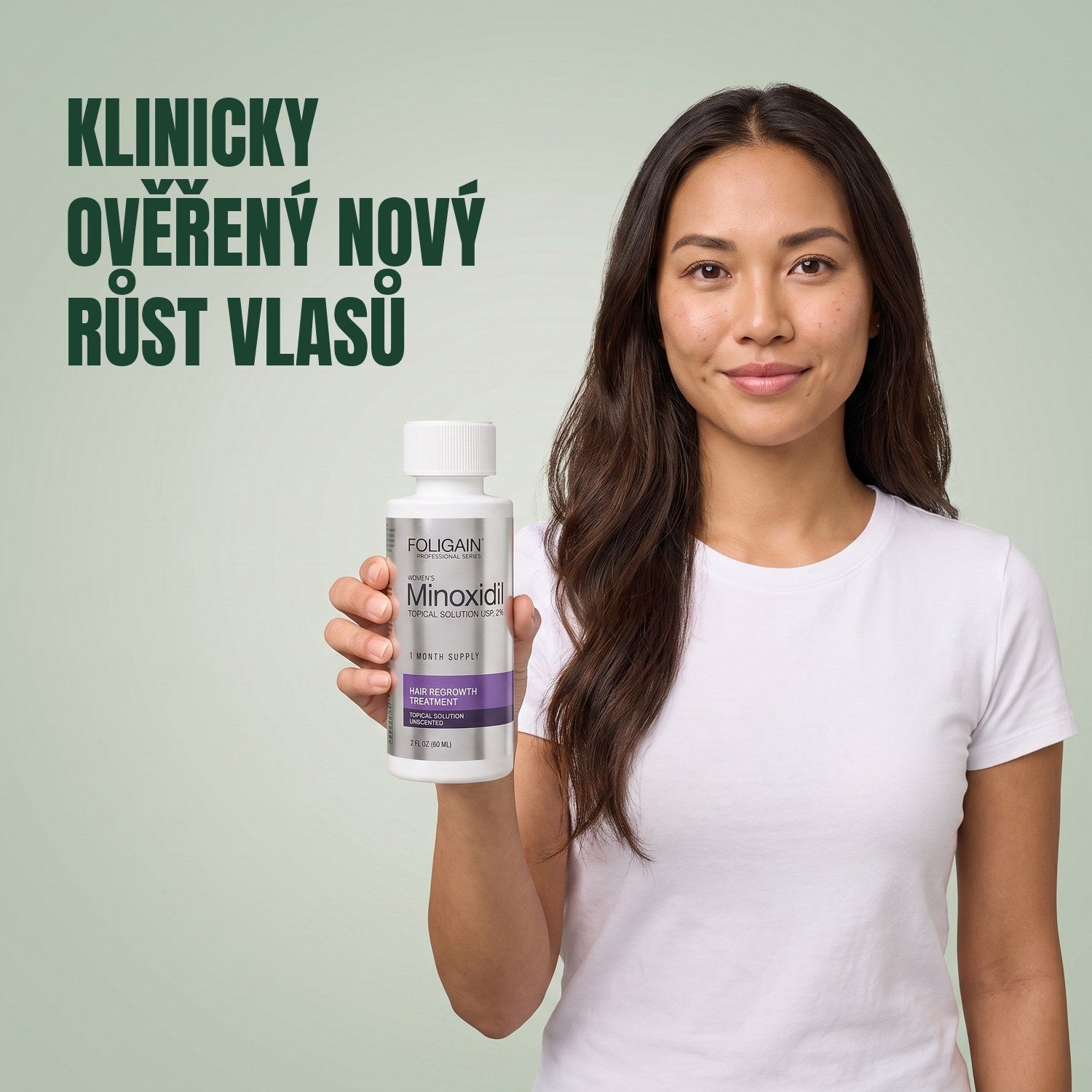 Žena drží lahvičku roztoku Foligain Minoxidil 2% pro ženy na zeleném pozadí
