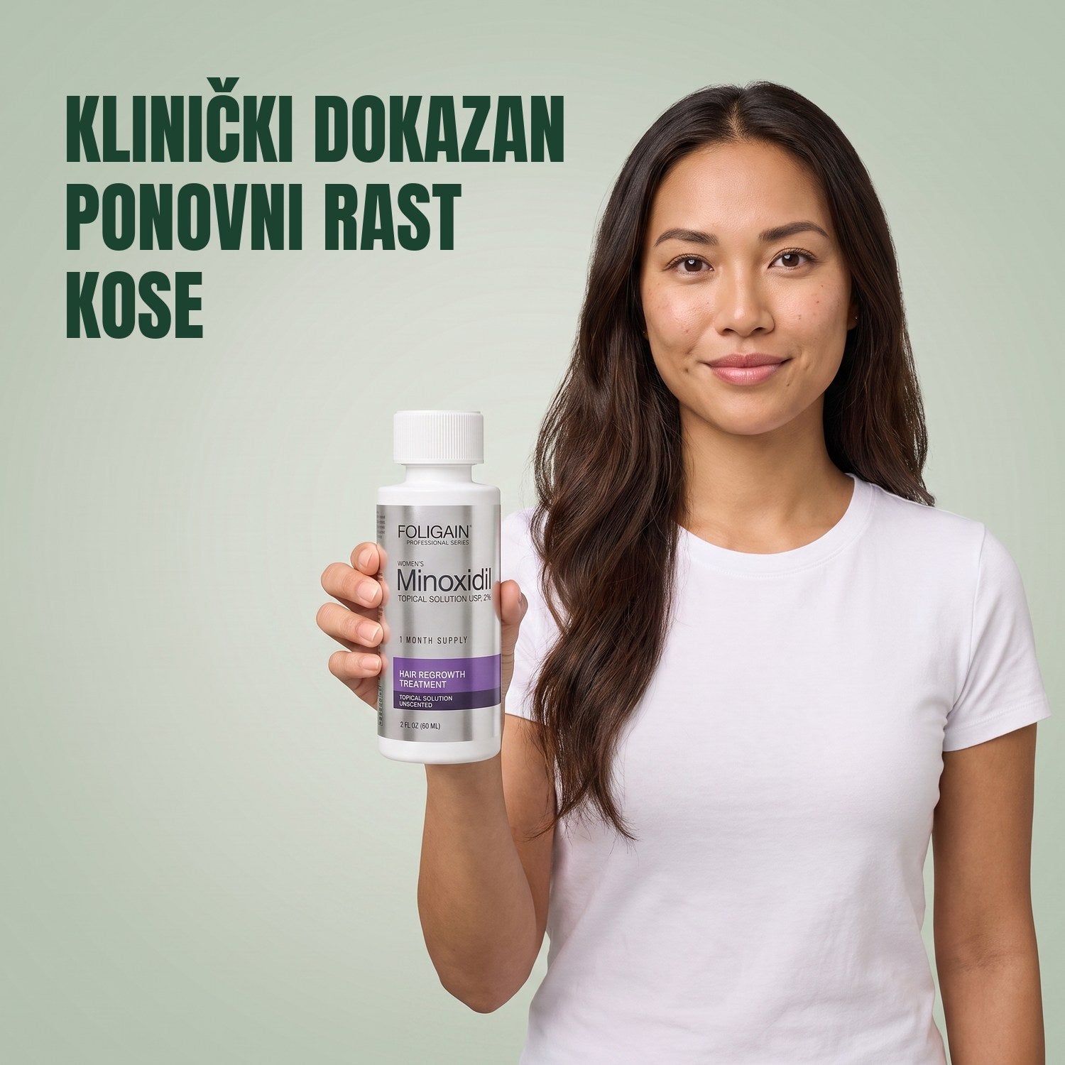 Žena drži bočicu Foligain Minoxidil 2% losiona za žene na zelenoj pozadini