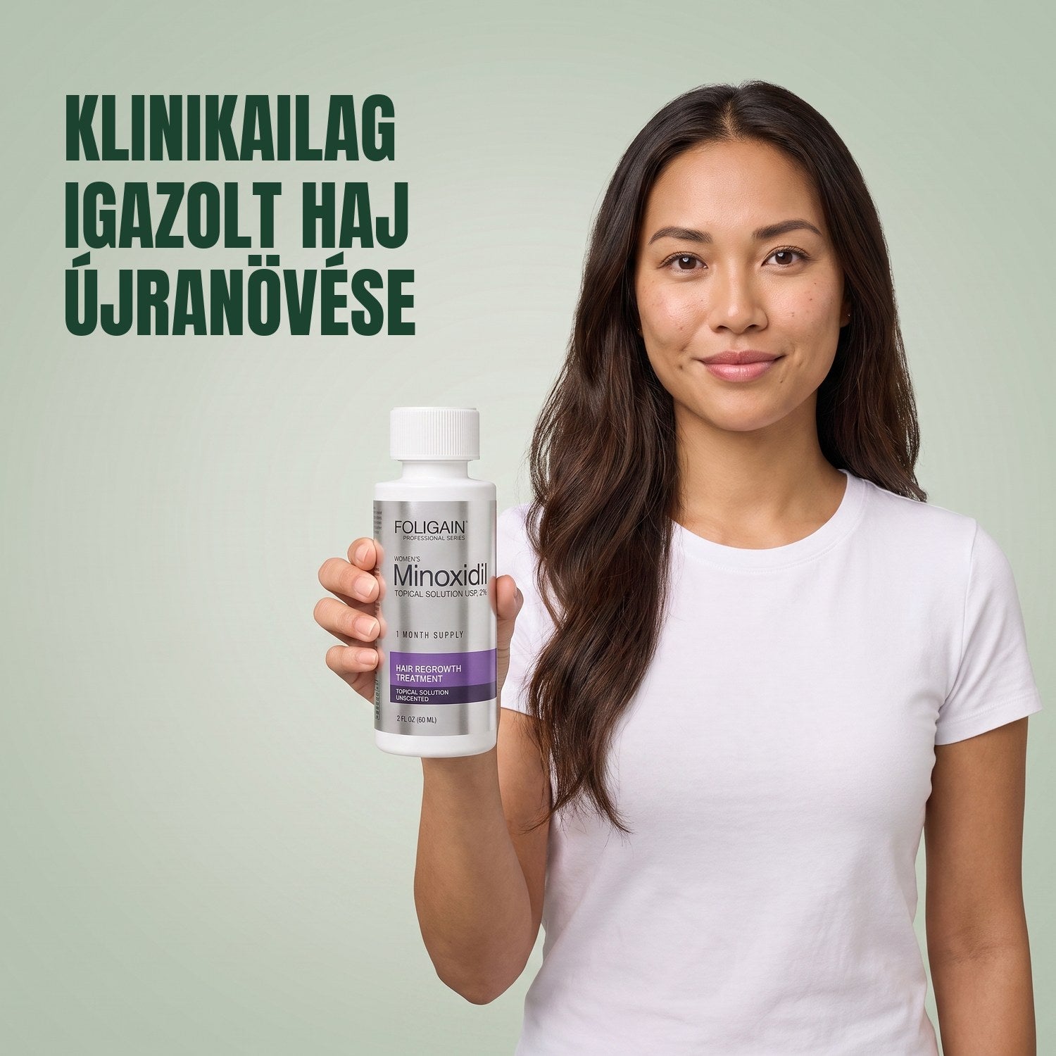 Nő tartja a Foligain Minoxidil 2% oldat üvegét nőknek, zöld háttér előtt