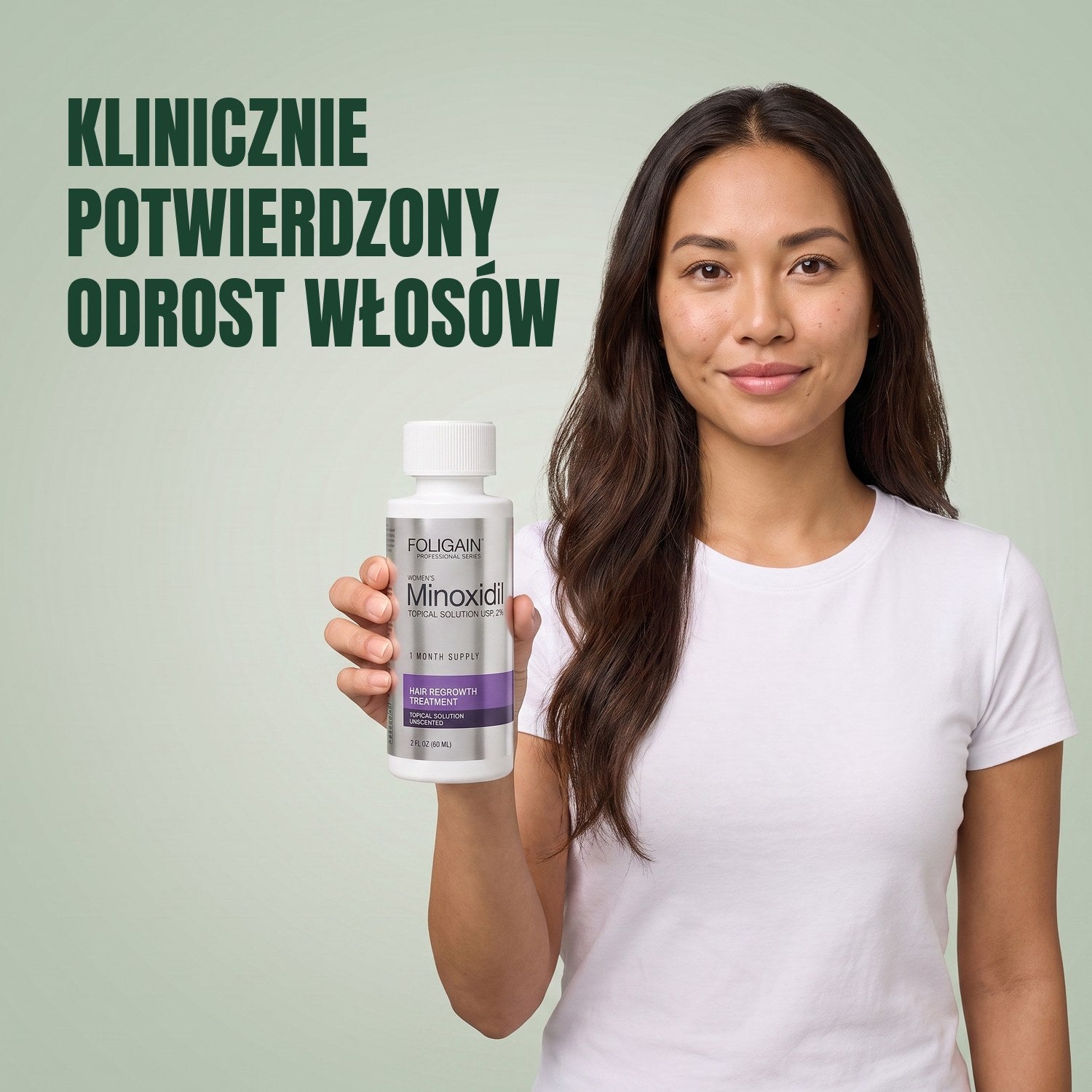 Kobieta trzyma butelkę płynu Foligain Minoxidil 2% dla kobiet na zielonym tle