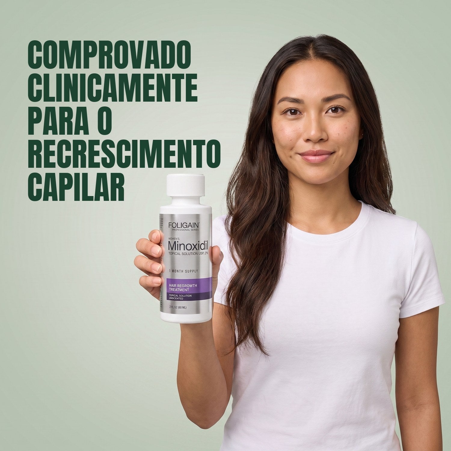 Mulher segurando o frasco de loção Foligain Minoxidil 2% para mulheres em fundo verde