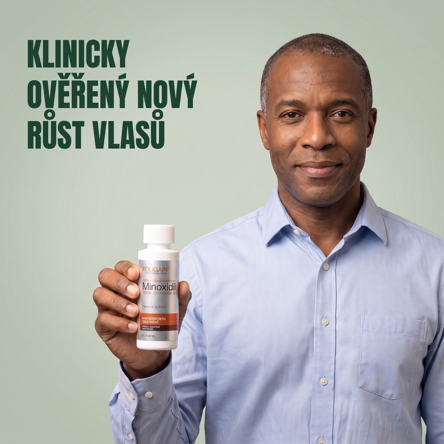 Muž drží lahvičku roztoku Foligain Minoxidil 5% pro muže na zeleném pozadí