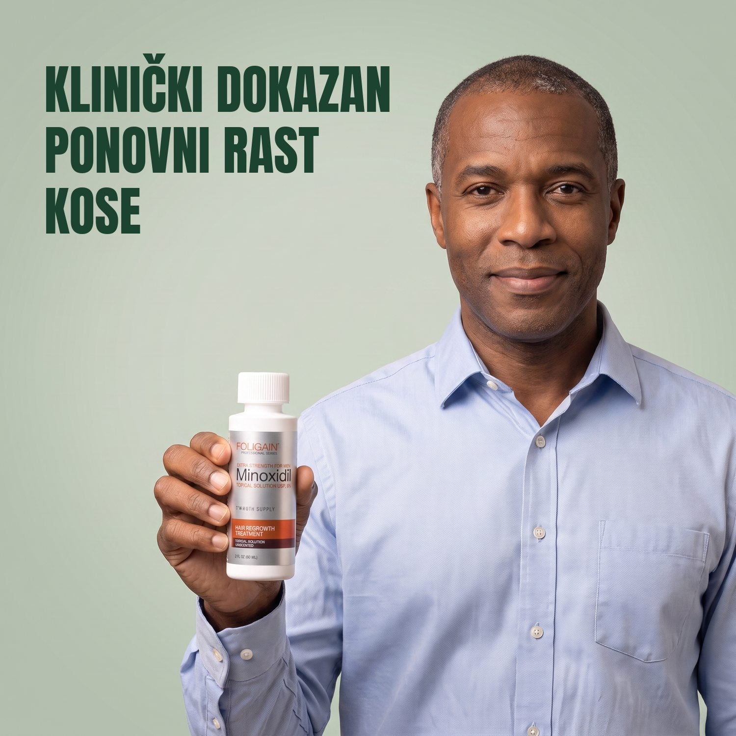 Muškarac drži bočicu Foligain Minoxidil 5% losiona za muškarce na zelenoj pozadini