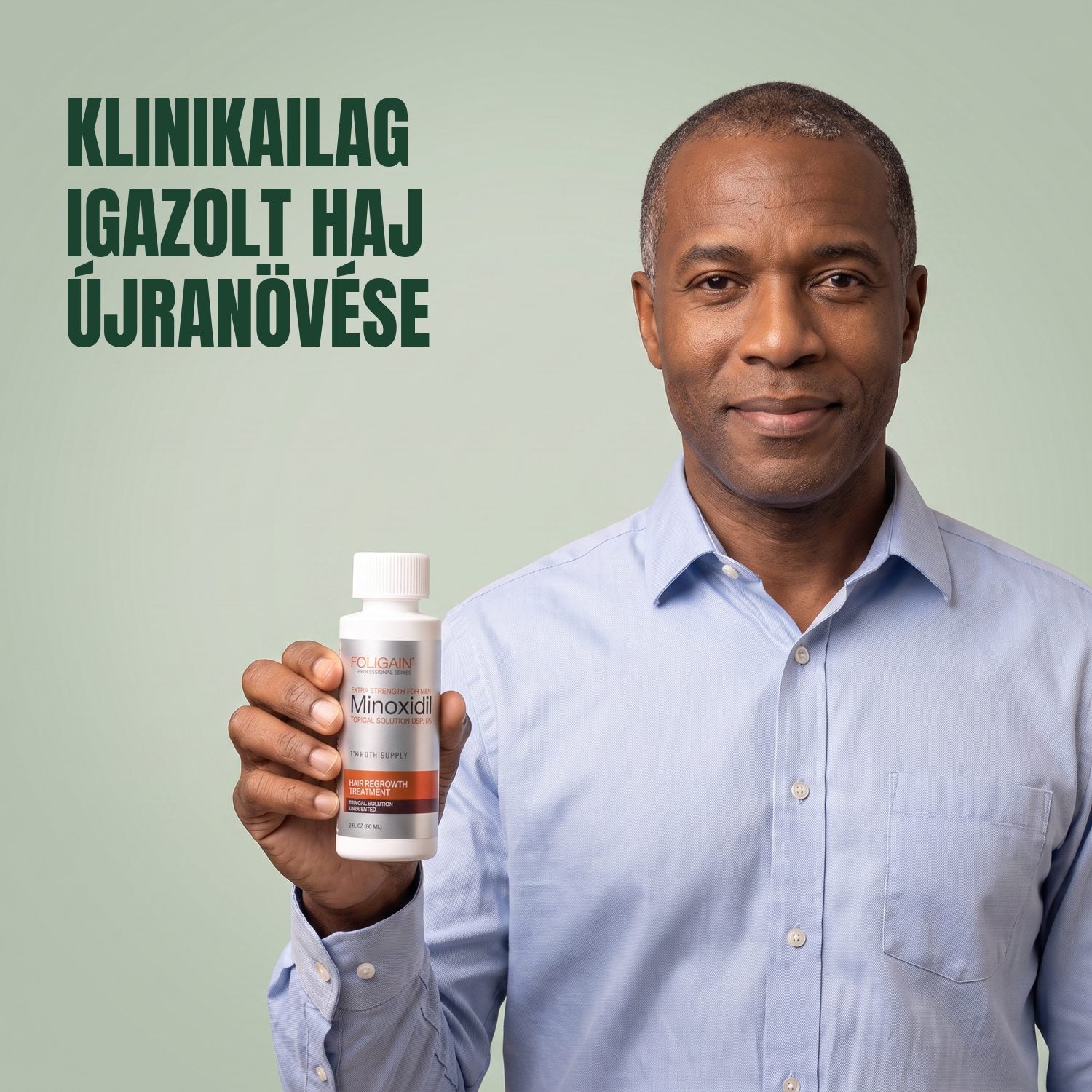 Férfi tartja a Foligain Minoxidil 5% oldat üvegét, zöld háttér előtt