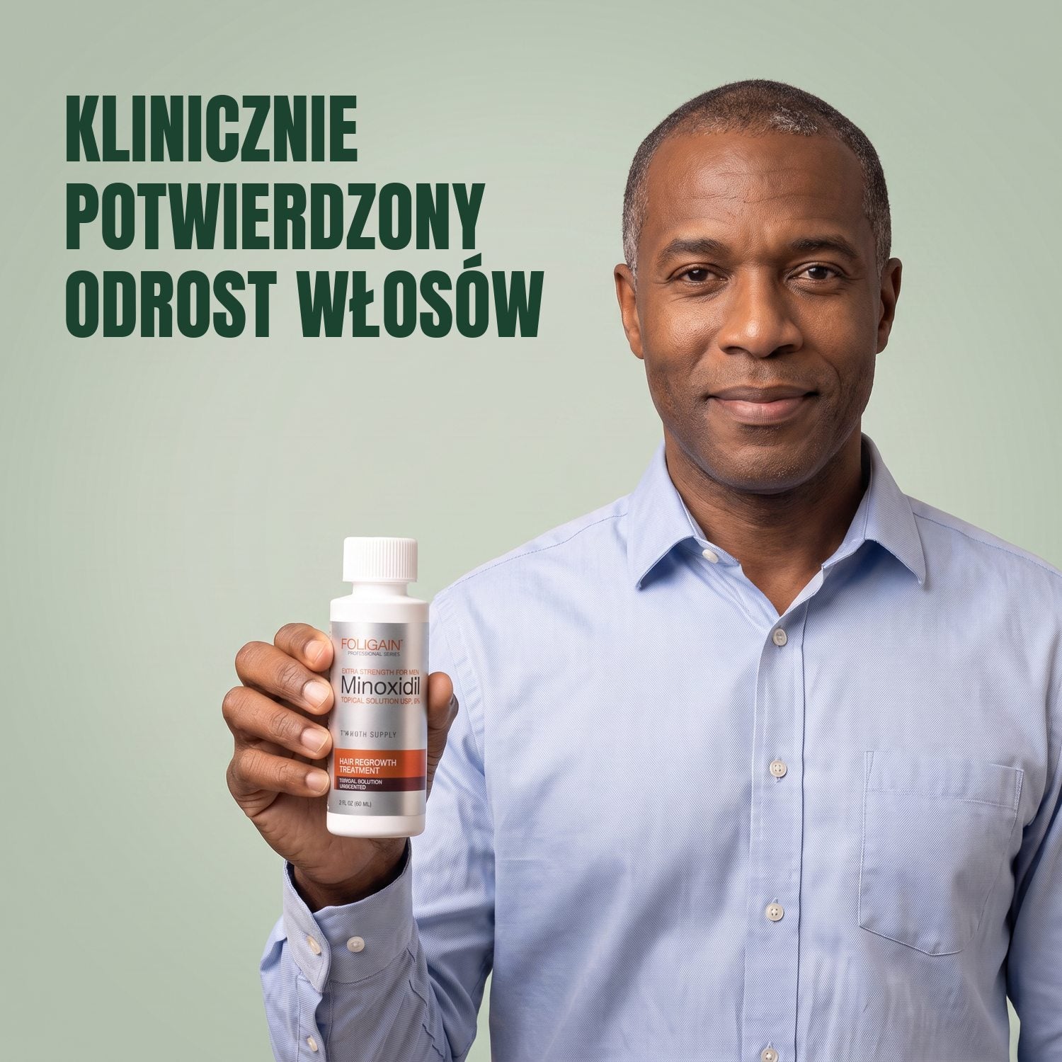Mężczyzna trzyma butelkę płynu Foligain Minoxidil 5% dla mężczyzn na zielonym tle