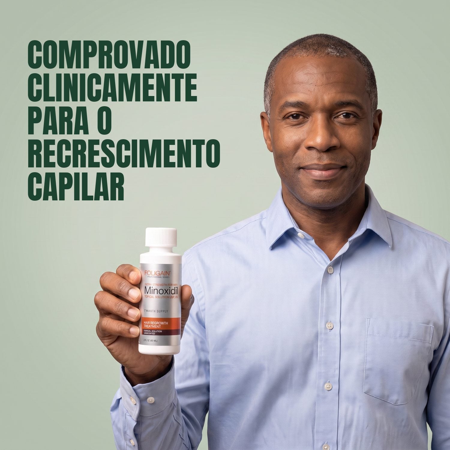 Homem segurando o frasco de loção Foligain Minoxidil 5% para homens em fundo verde