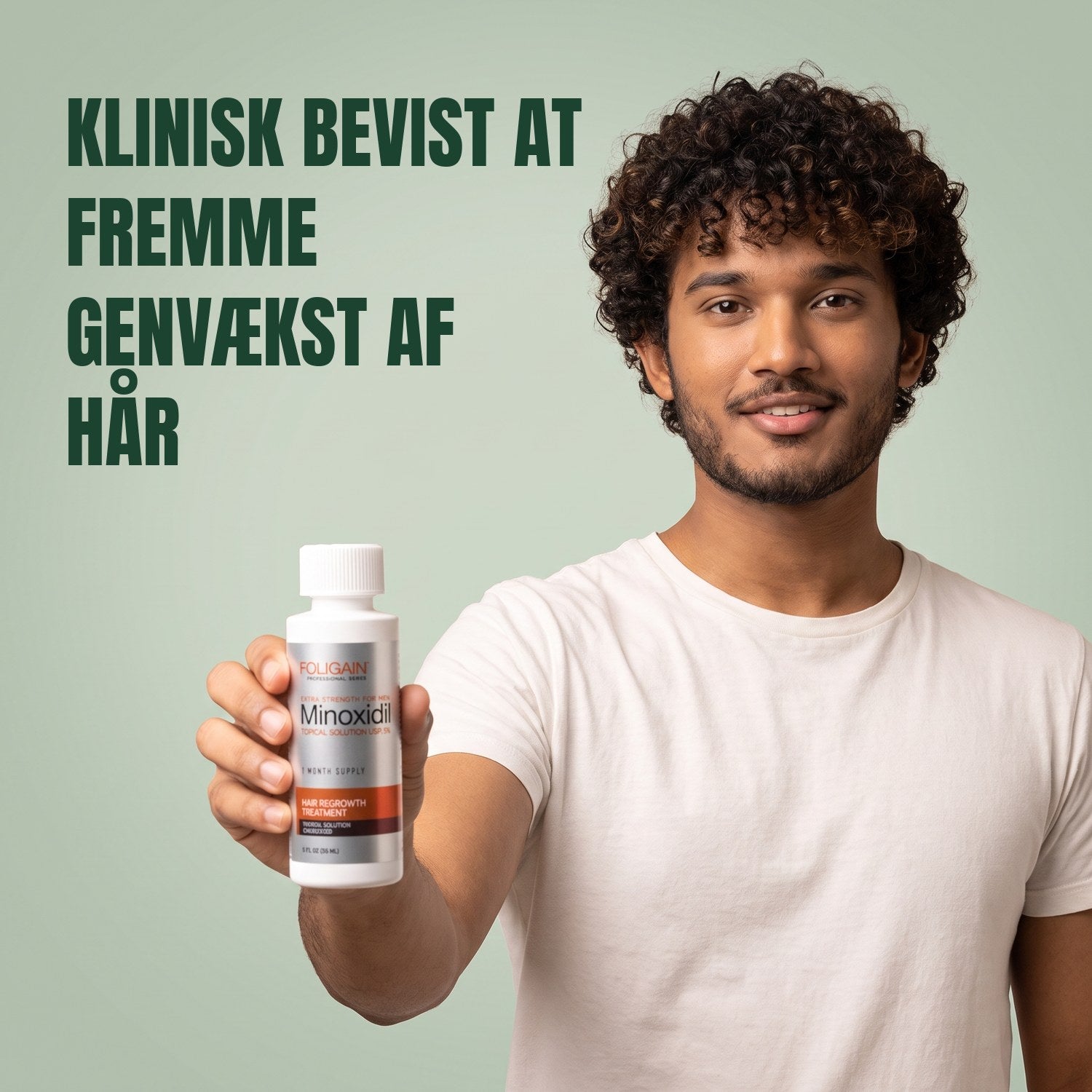 Mand holder en Foligain Minoxidil 5% opløsningsflaske til mænd mod en grøn baggrund