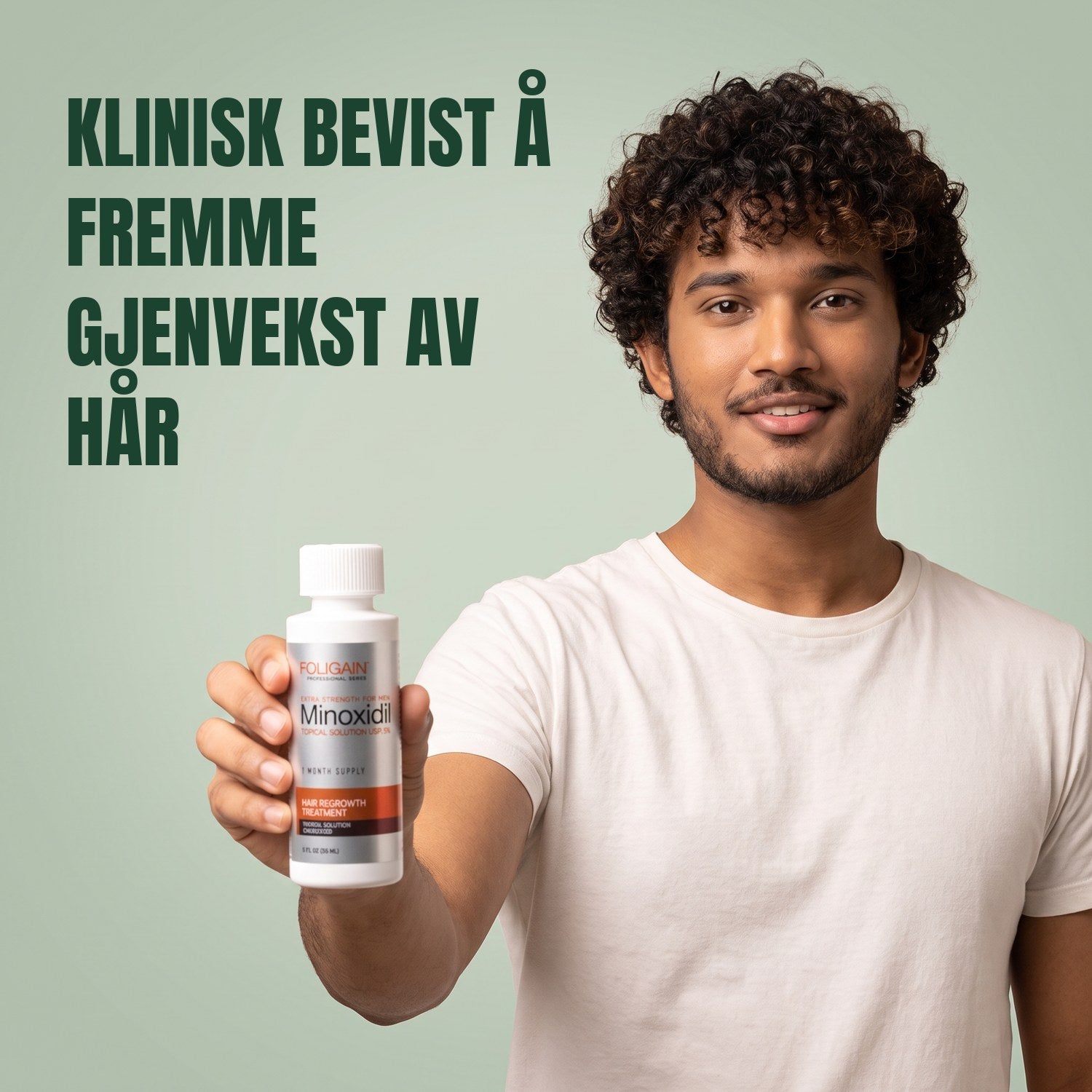 Mann som holder en flaske Foligain Minoxidil 5 % liniment for menn mot en grønn bakgrunn