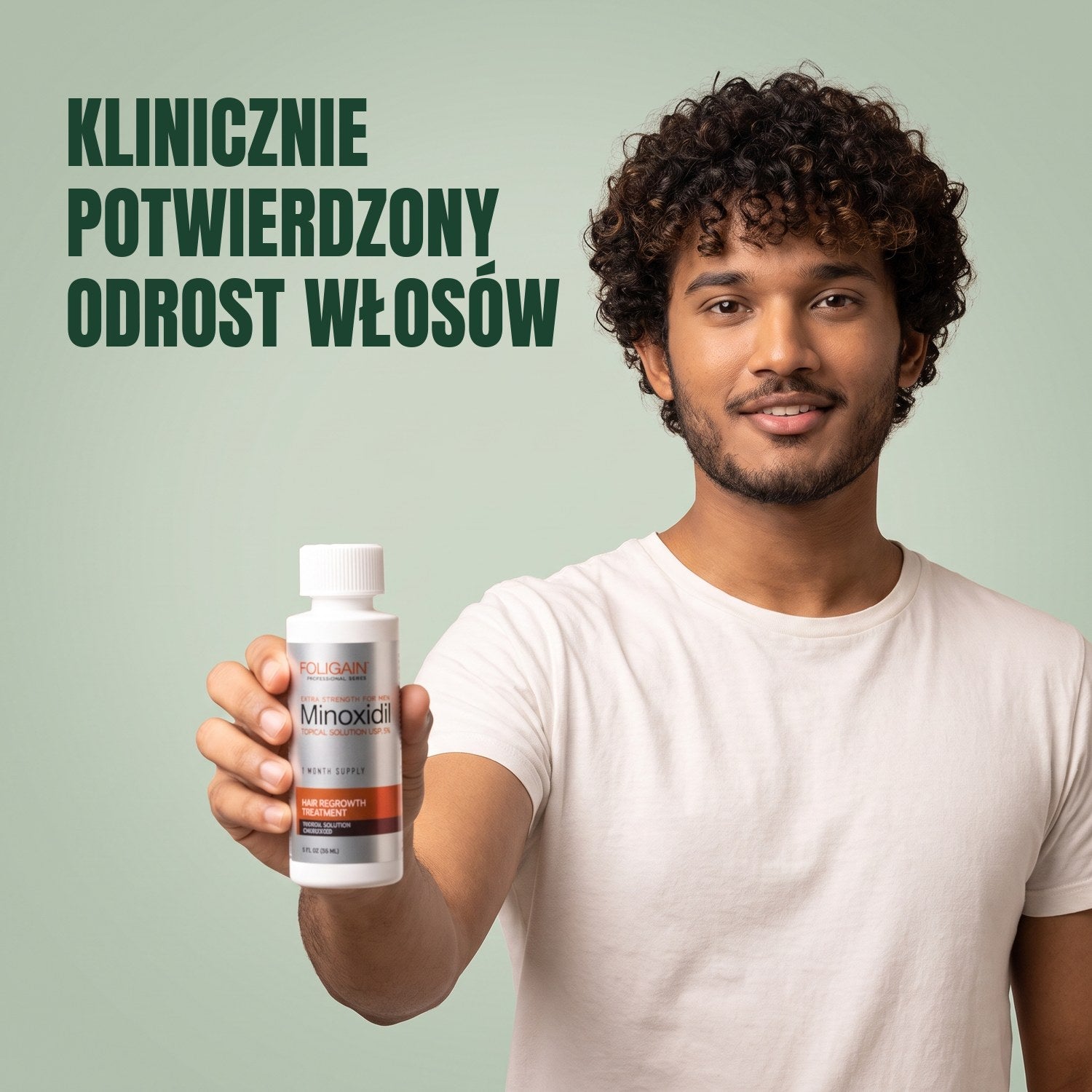 Mężczyzna trzyma butelkę płynu Foligain Minoxidil 5% dla mężczyzn na tle zielonego tła