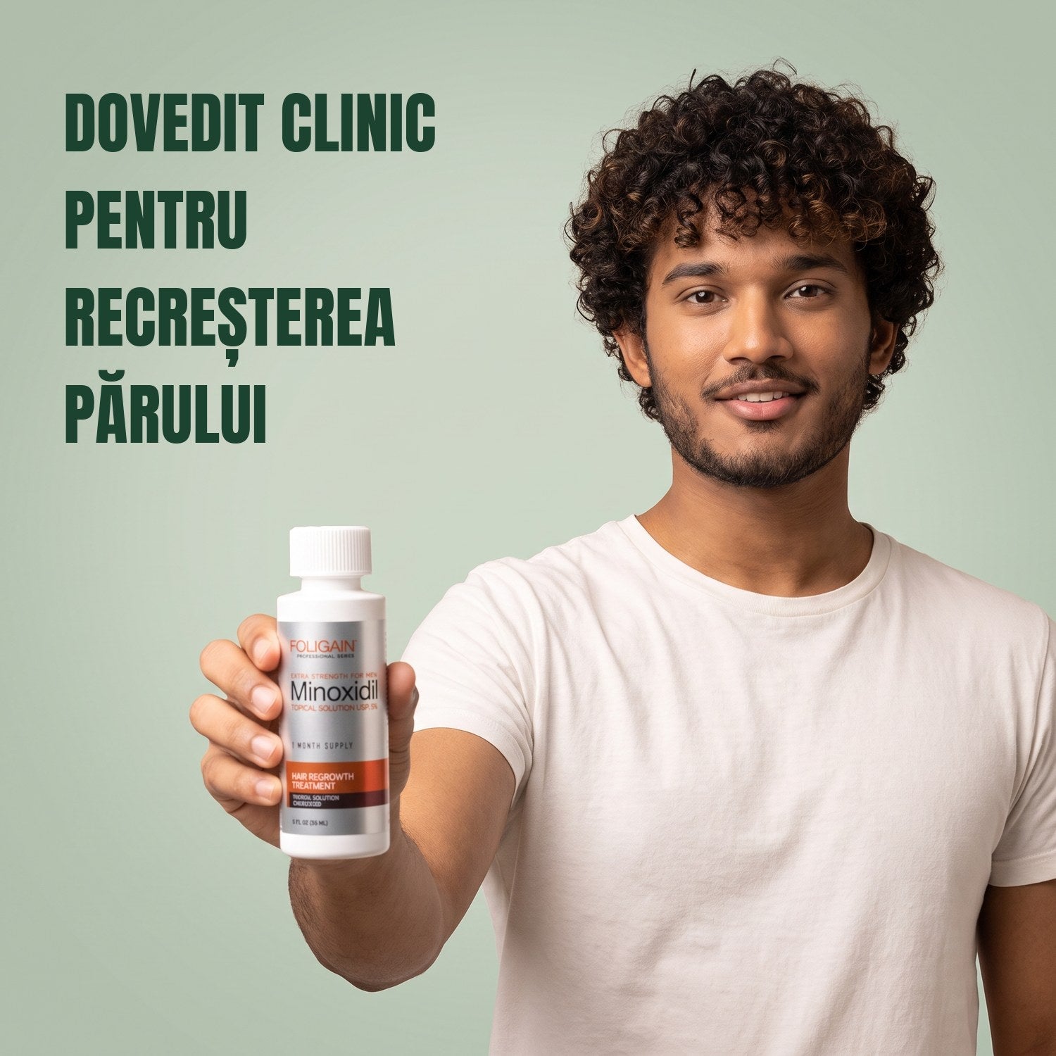 Bărbat ținând o sticlă de loțiune Foligain Minoxidil 5% pentru bărbați pe fundal verde