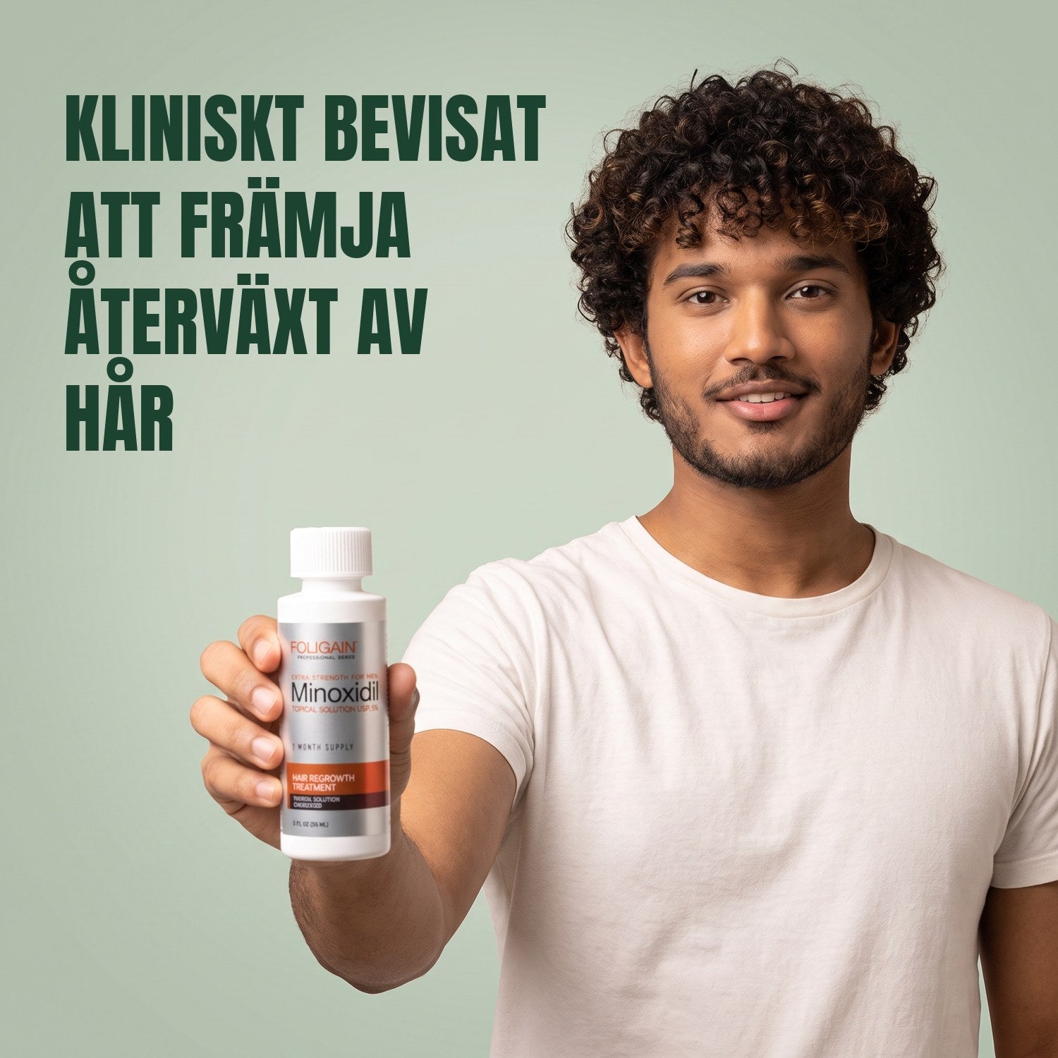 Man håller en flaska Foligain Minoxidil 5% lösning för män mot en grön bakgrund