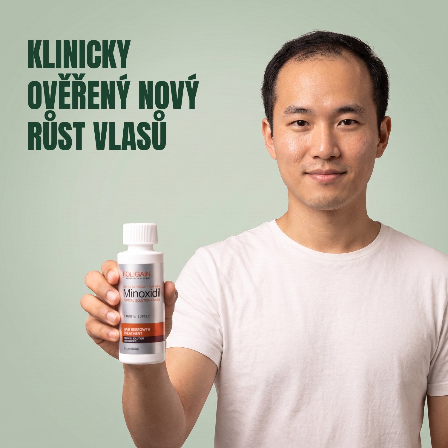 Muž drží lahvičku roztoku Foligain Minoxidil 5% pro muže na zeleném pozadí