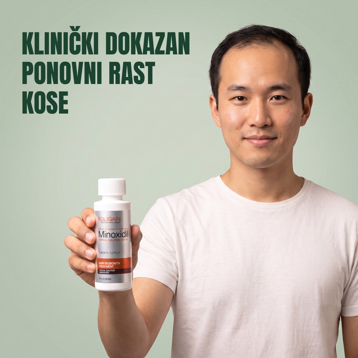 Muškarac drži bočicu Foligain Minoxidil 5% losiona za muškarce na zelenoj pozadini