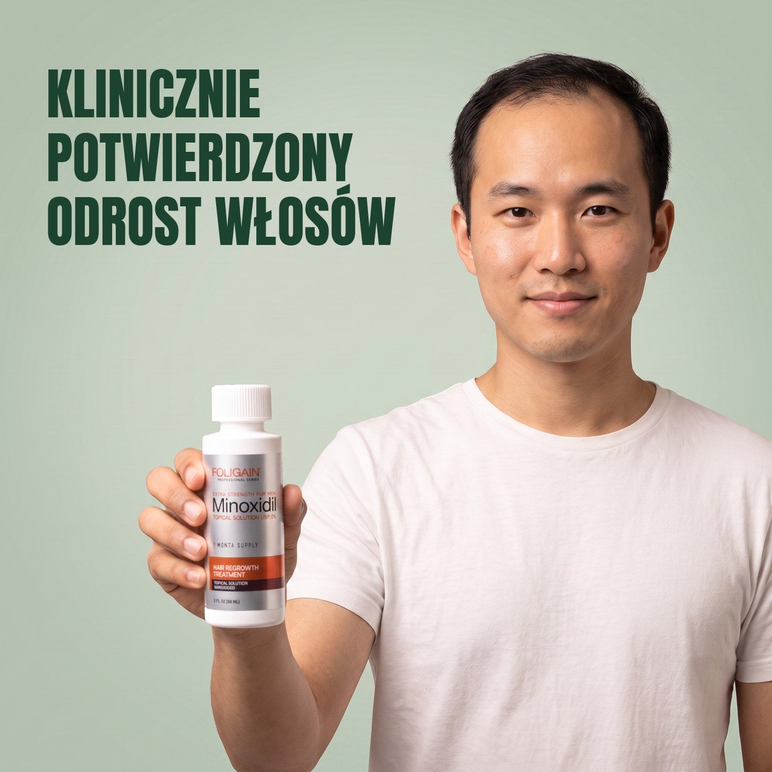 Mężczyzna trzyma butelkę płynu Foligain Minoxidil 5% dla mężczyzn na zielonym tle