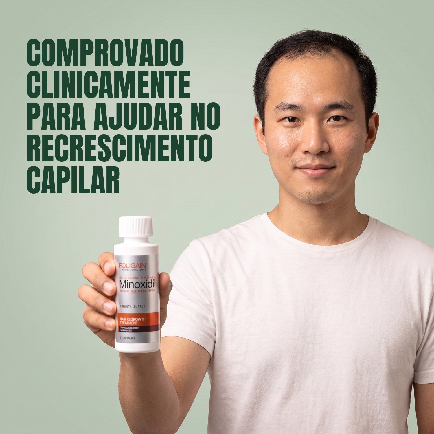 Homem segurando o frasco de loção Foligain Minoxidil 5% para homens em fundo verde