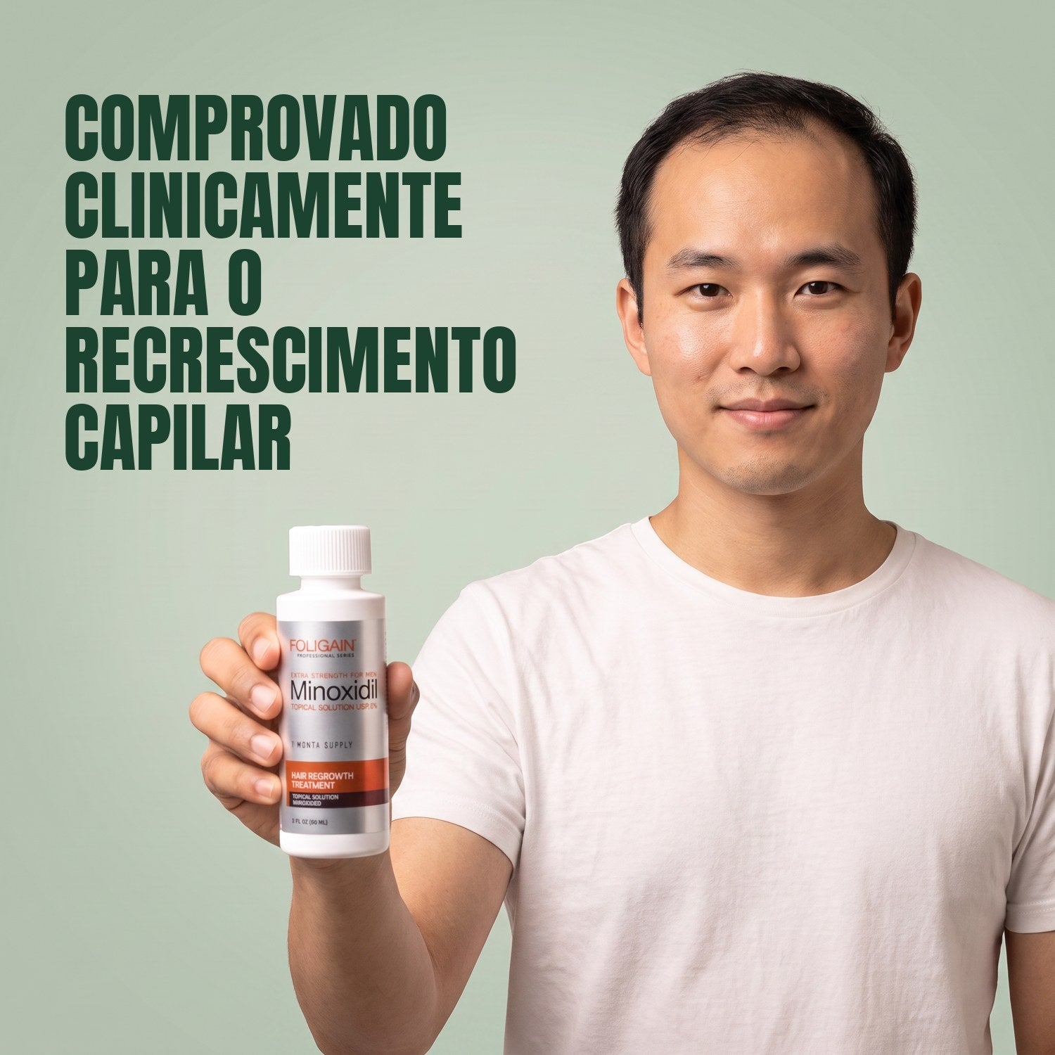 Homem segurando o frasco de loção Foligain Minoxidil 5% para homens em fundo verde