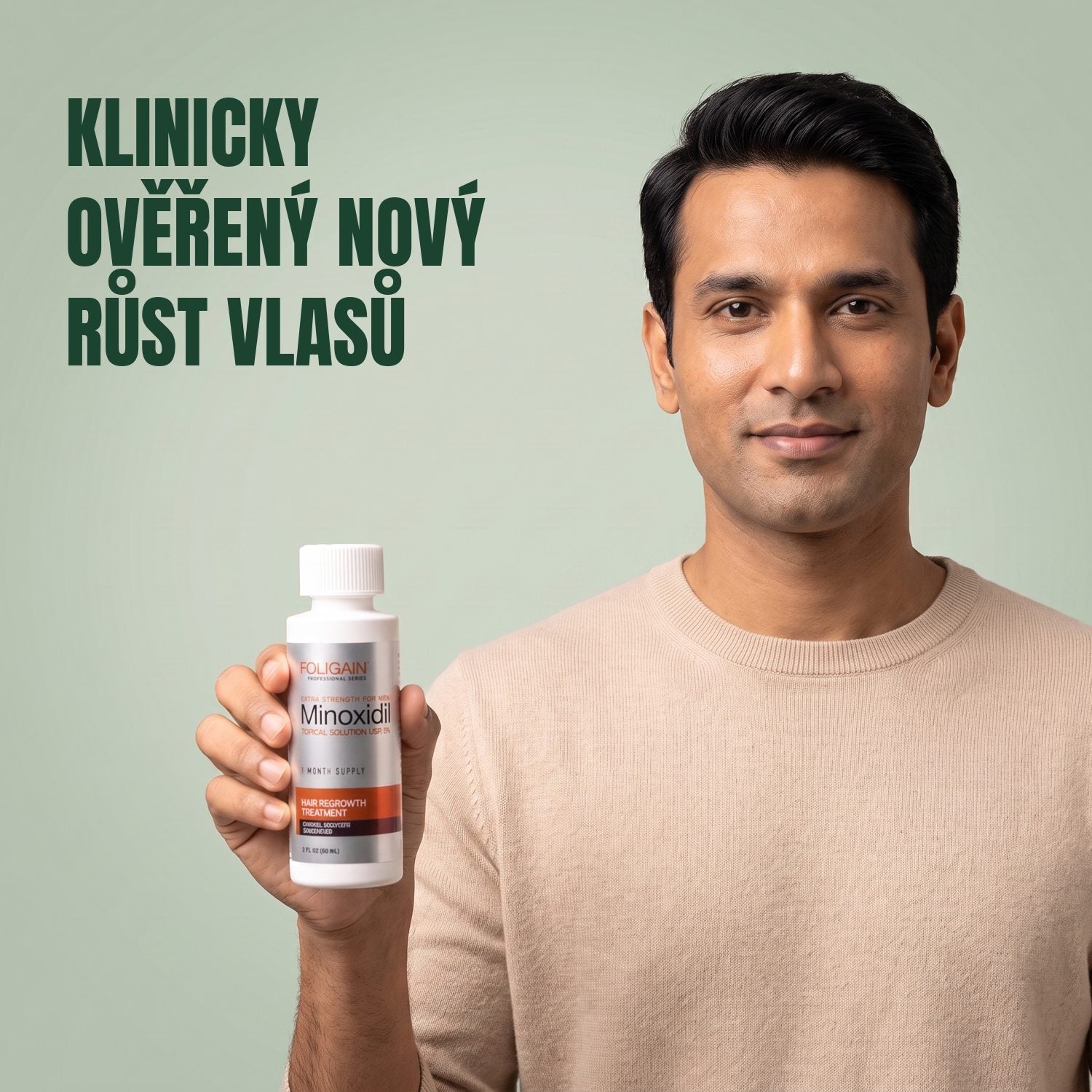 Muž drží lahvičku roztoku Foligain Minoxidil 5% pro muže na zeleném pozadí