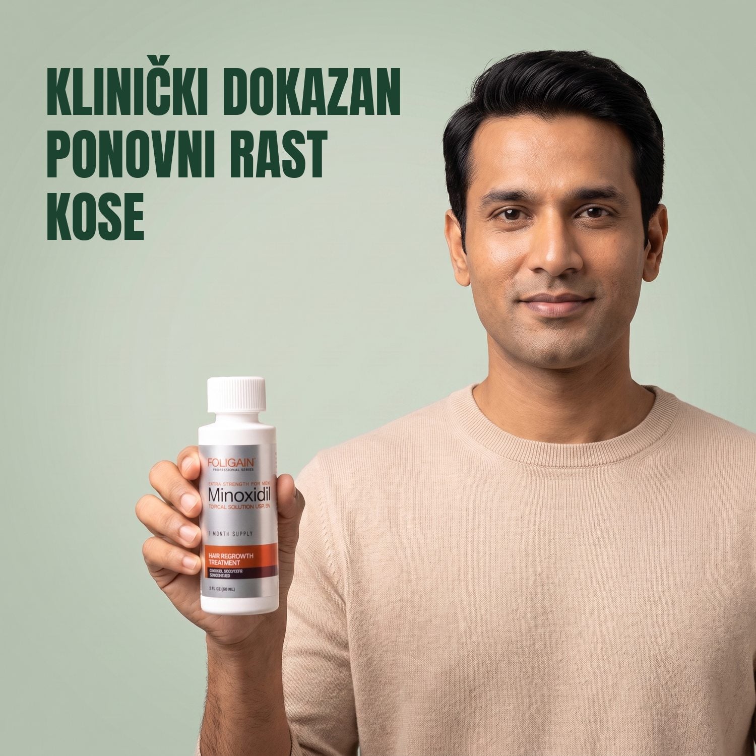 Muškarac drži bočicu Foligain Minoxidil 5% losiona za muškarce na zelenoj pozadini