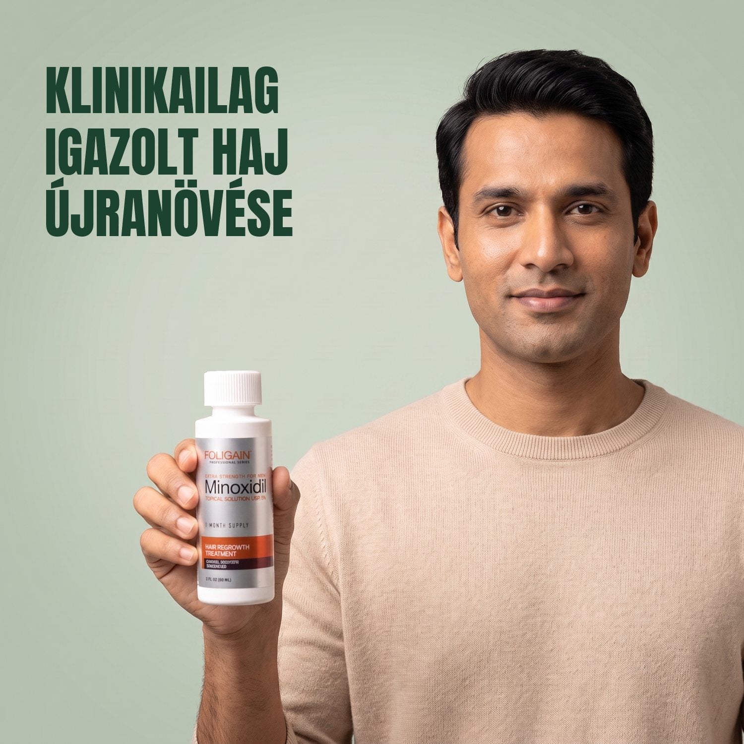 Férfi tartja a Foligain Minoxidil 5% oldat üvegét, zöld háttér előtt