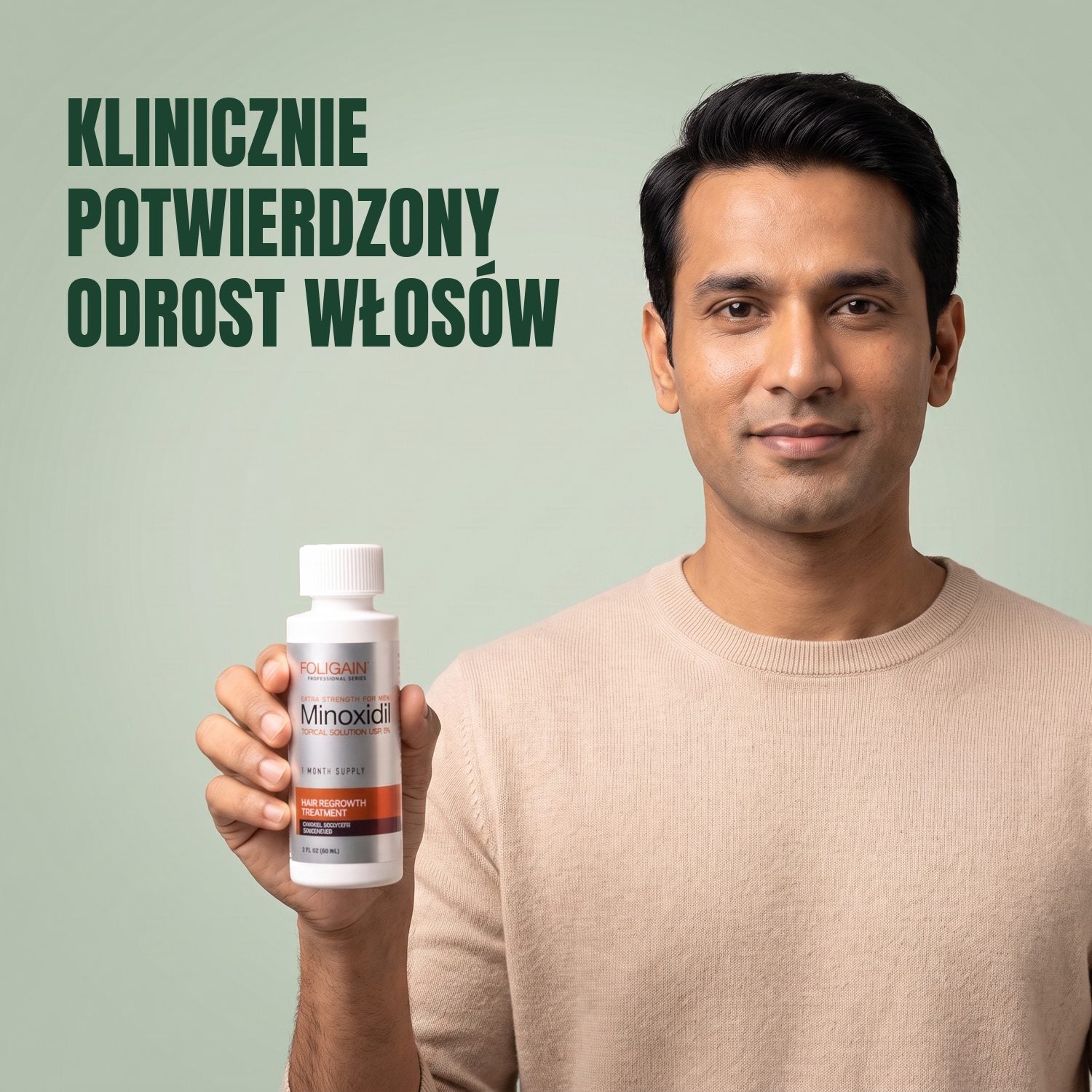 Mężczyzna trzyma butelkę płynu Foligain Minoxidil 5% dla mężczyzn na zielonym tle