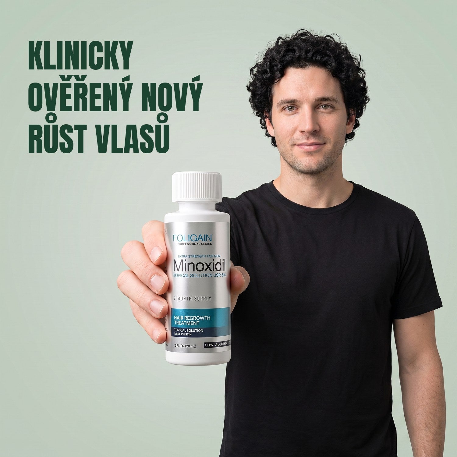 Muž drží lahvičku roztoku Foligain Minoxidil 5% pro citlivou pokožku pro muže na zeleném pozadí