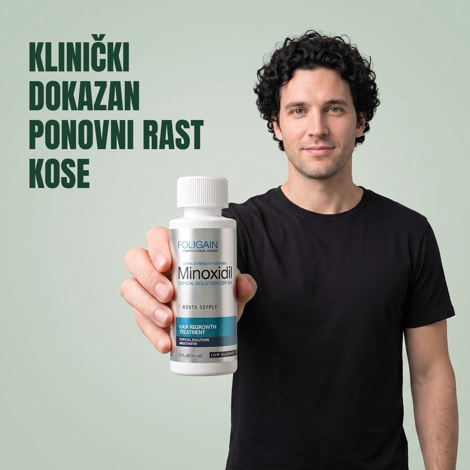 Muškarac drži bočicu Foligain Minoxidil 5% losiona za osjetljivu kožu za muškarce na zelenoj pozadini