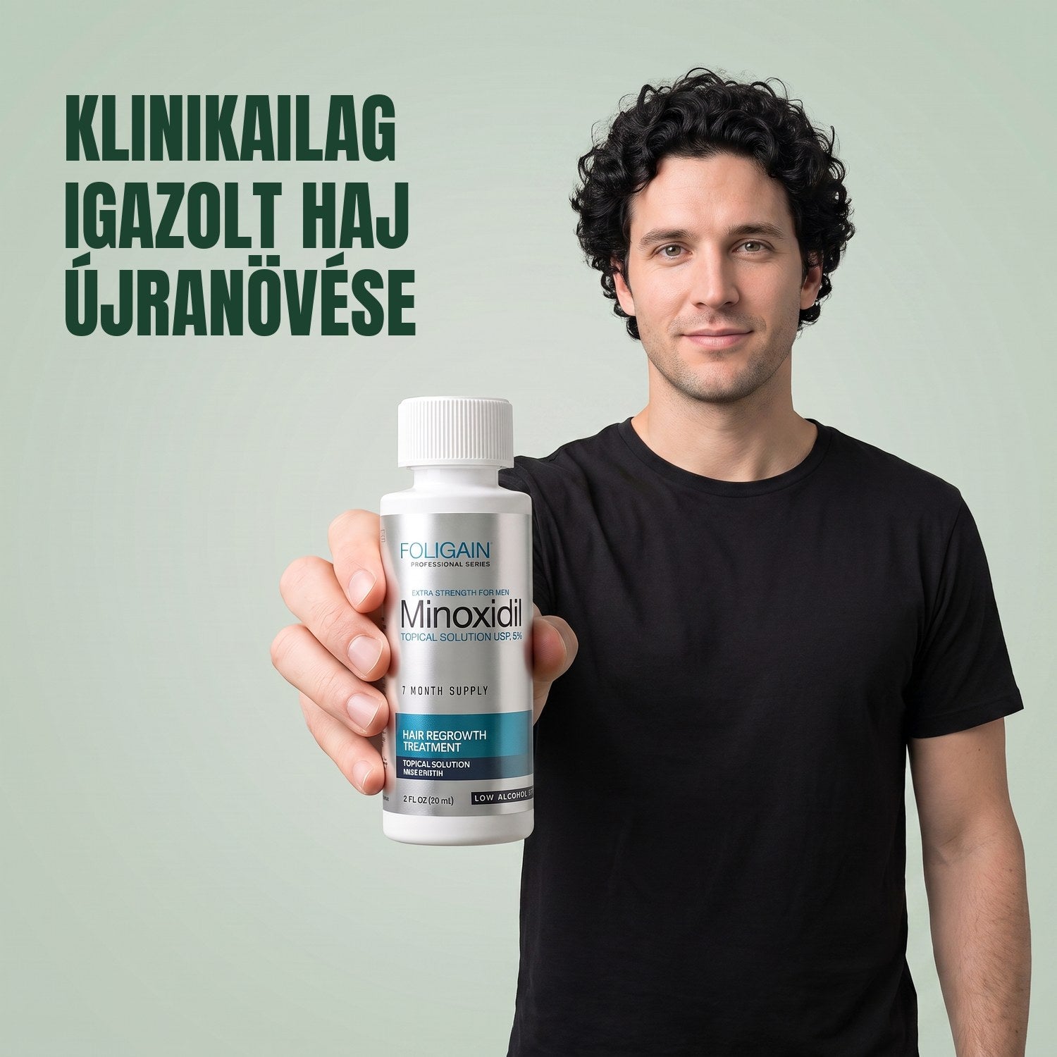 Férfi tartja a Foligain Minoxidil 5% érzékeny bőrre oldat üvegét, zöld háttér előtt