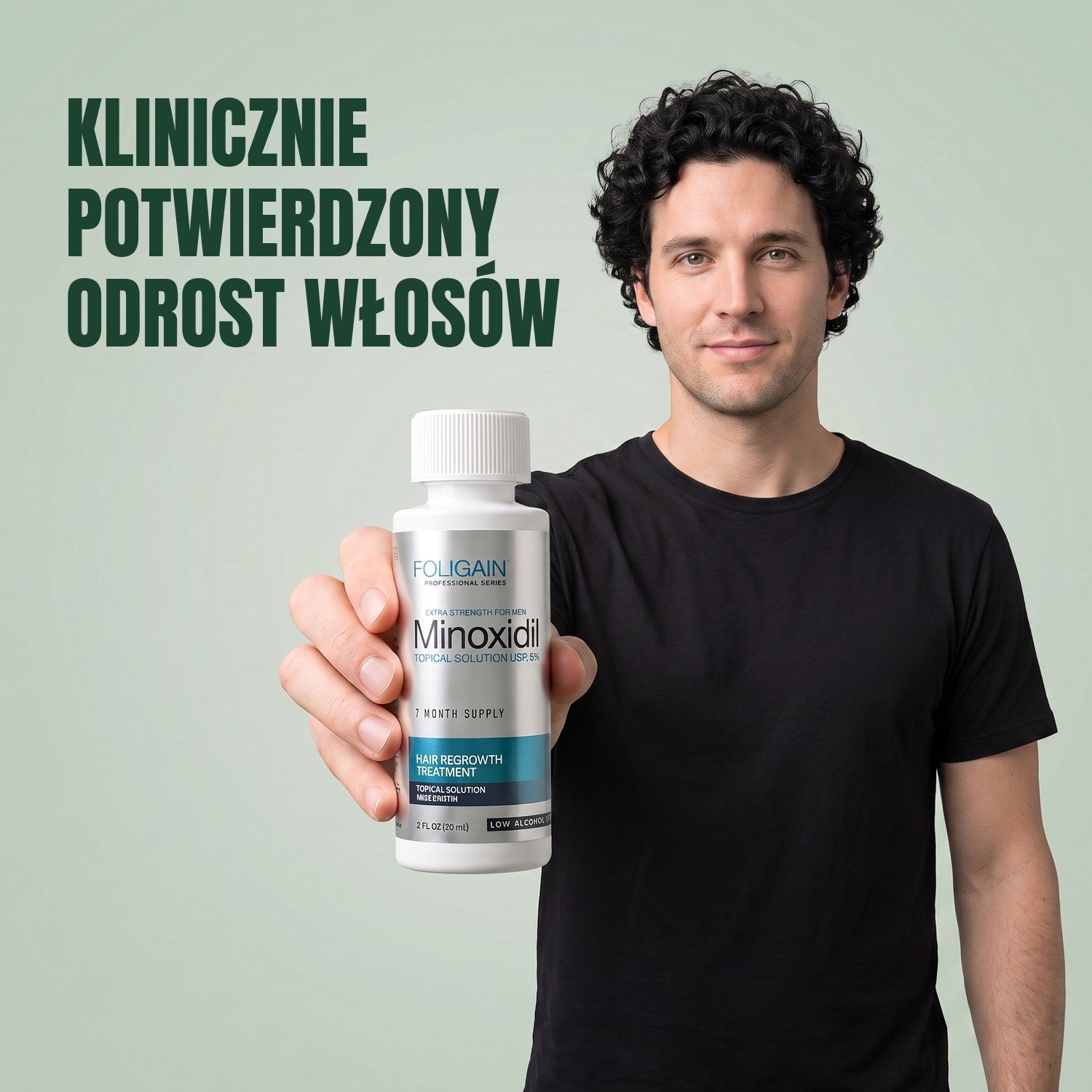 Mężczyzna trzyma butelkę płynu Foligain Minoxidil 5% dla wrażliwej skóry, dla mężczyzn, na zielonym tle