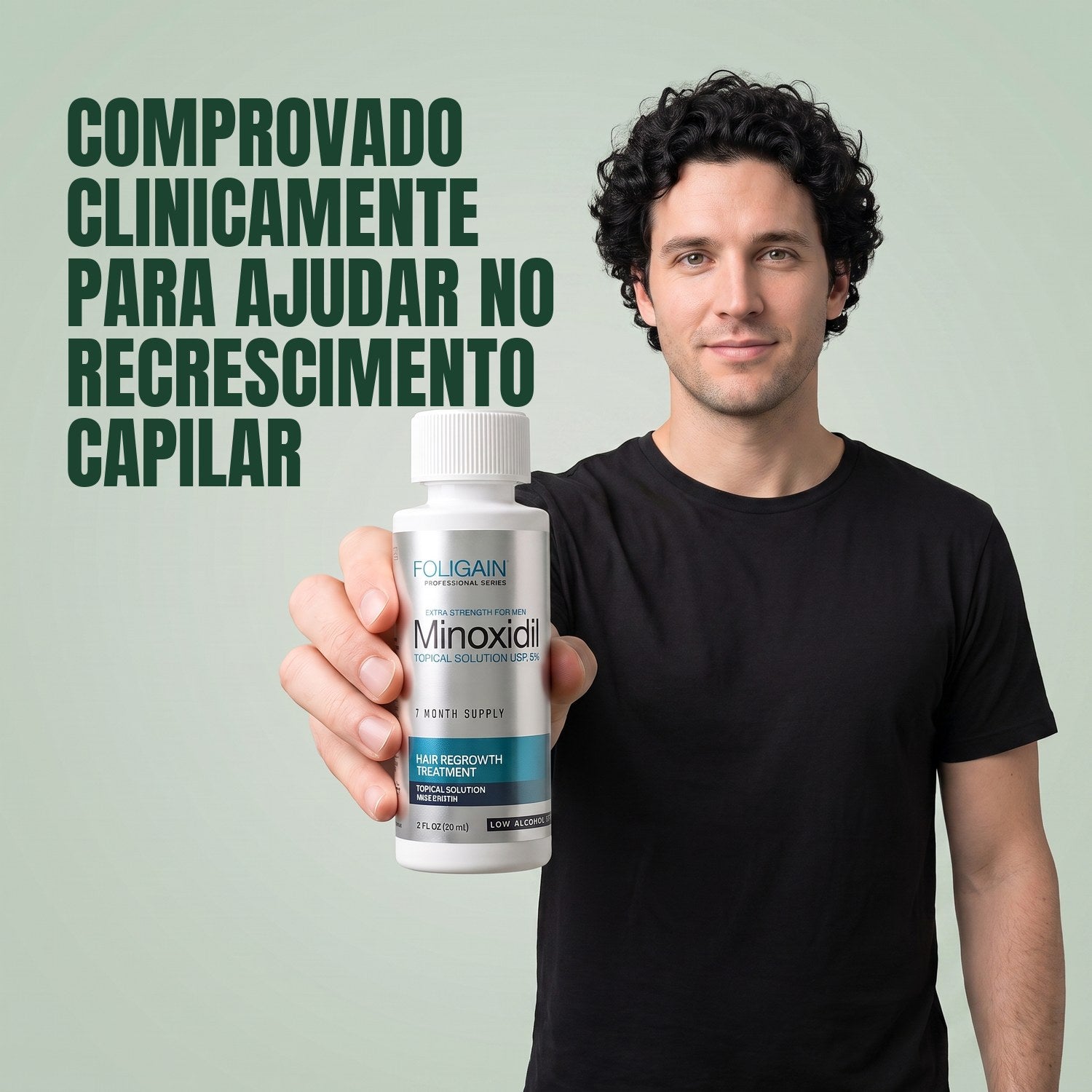 Homem segurando o frasco de loção Foligain Minoxidil 5% para pele sensível para homens em fundo verde